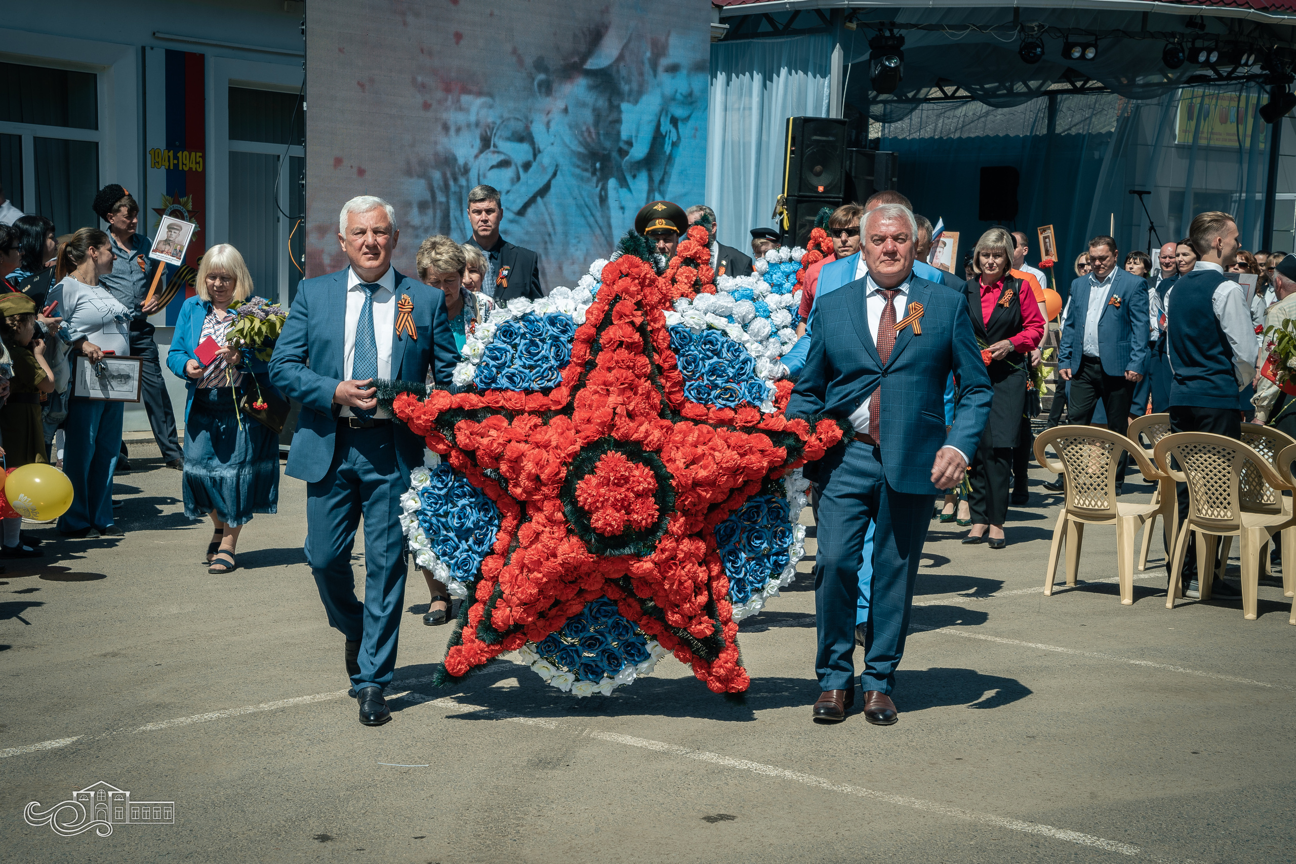 Бессмертный полк в Новотитаровской. Новотитаровский Дом культуры