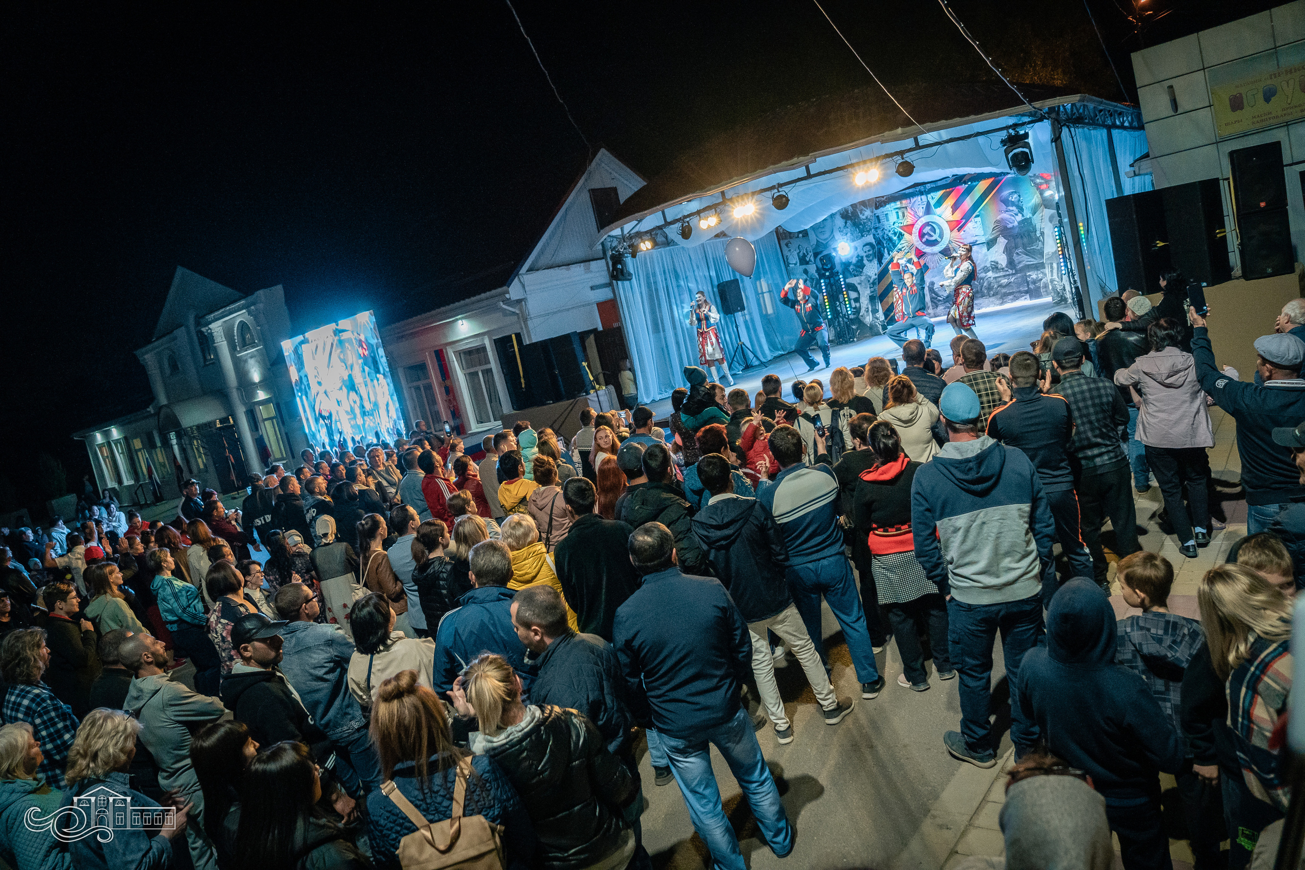 Бессмертный полк в Новотитаровской. Новотитаровский Дом культуры