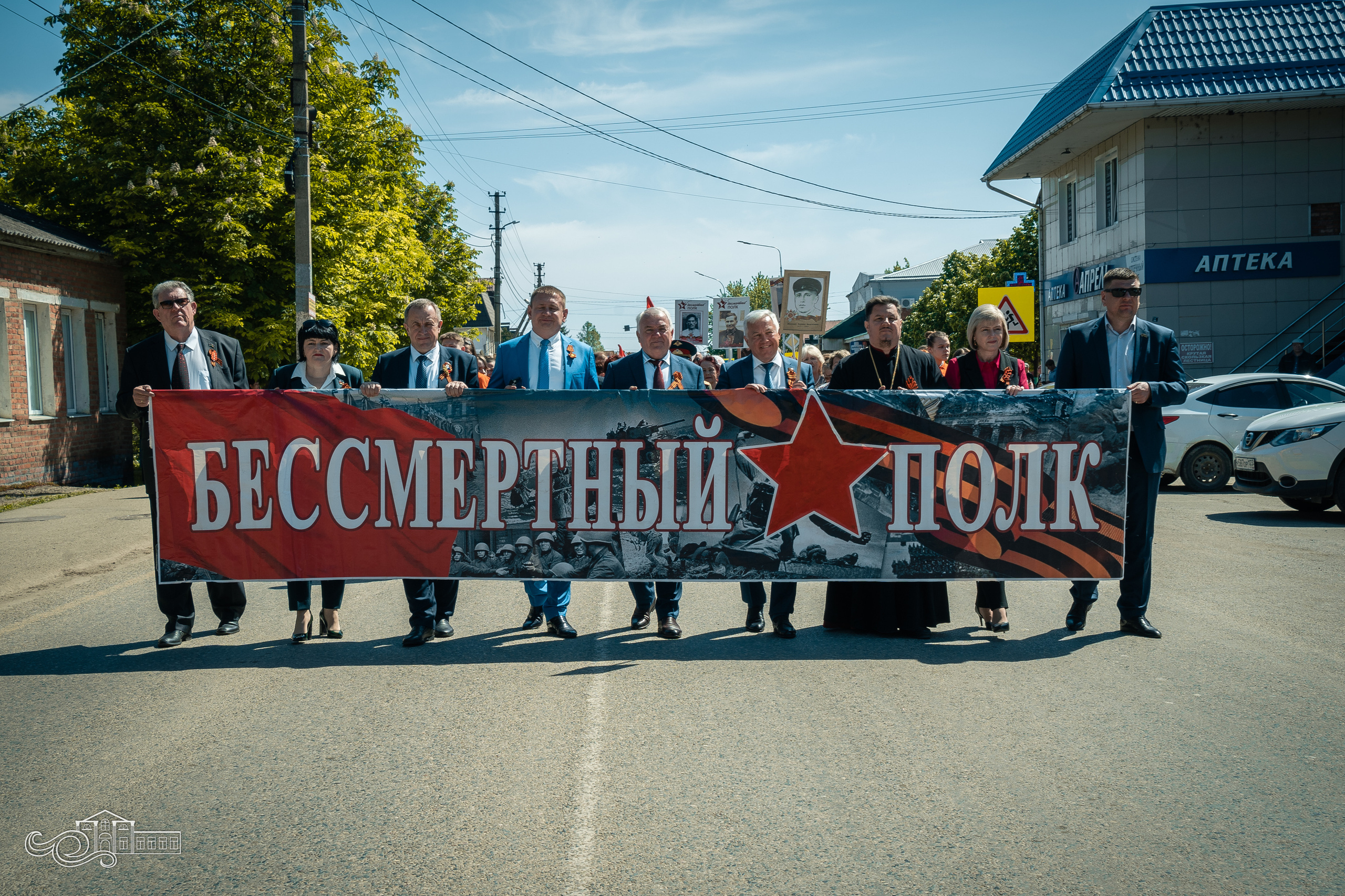 Бессмертный полк в Новотитаровской. Новотитаровский Дом культуры