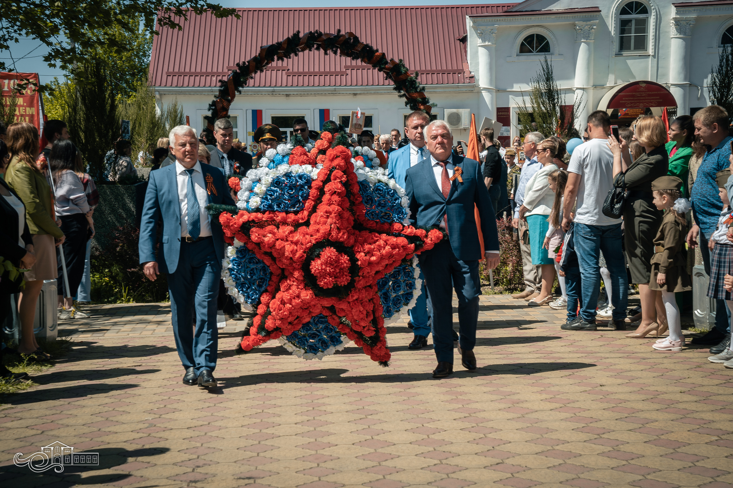 Бессмертный полк в Новотитаровской. Новотитаровский Дом культуры