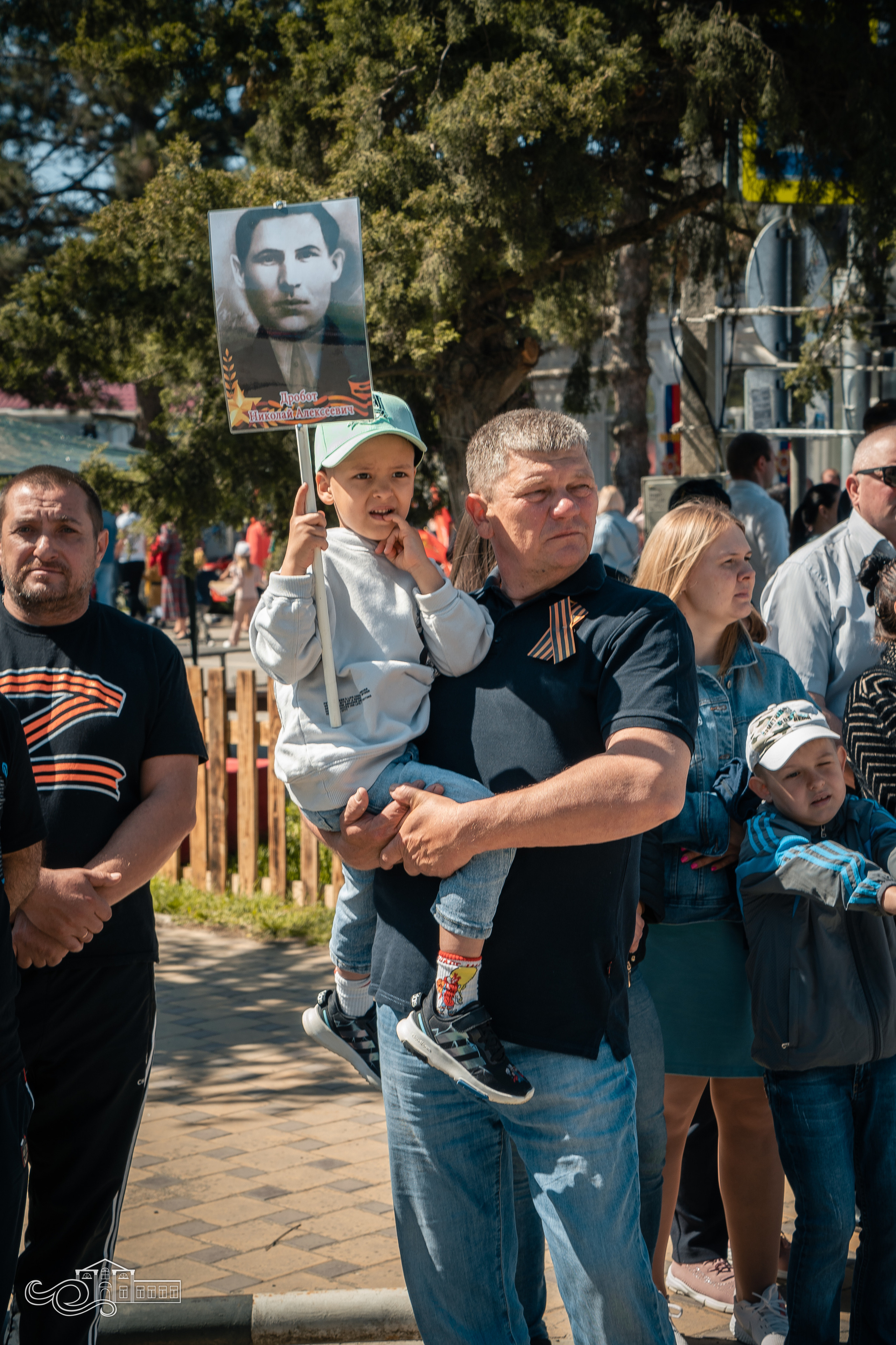 Бессмертный полк в Новотитаровской. Новотитаровский Дом культуры