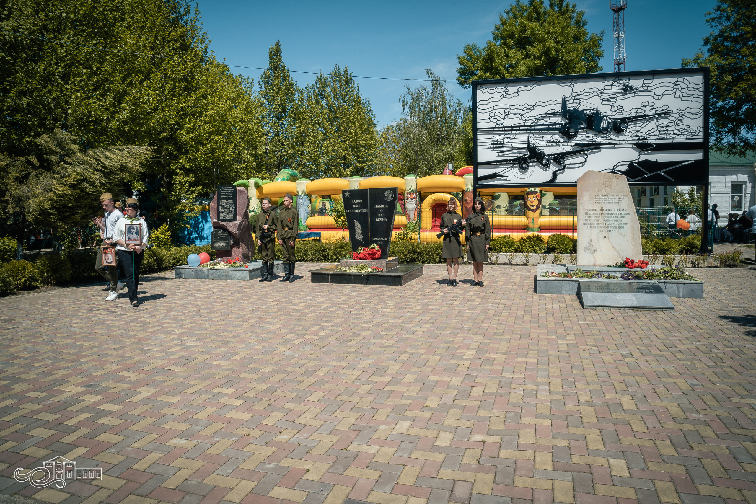 Бессмертный полк в Новотитаровской. Новотитаровский Дом культуры