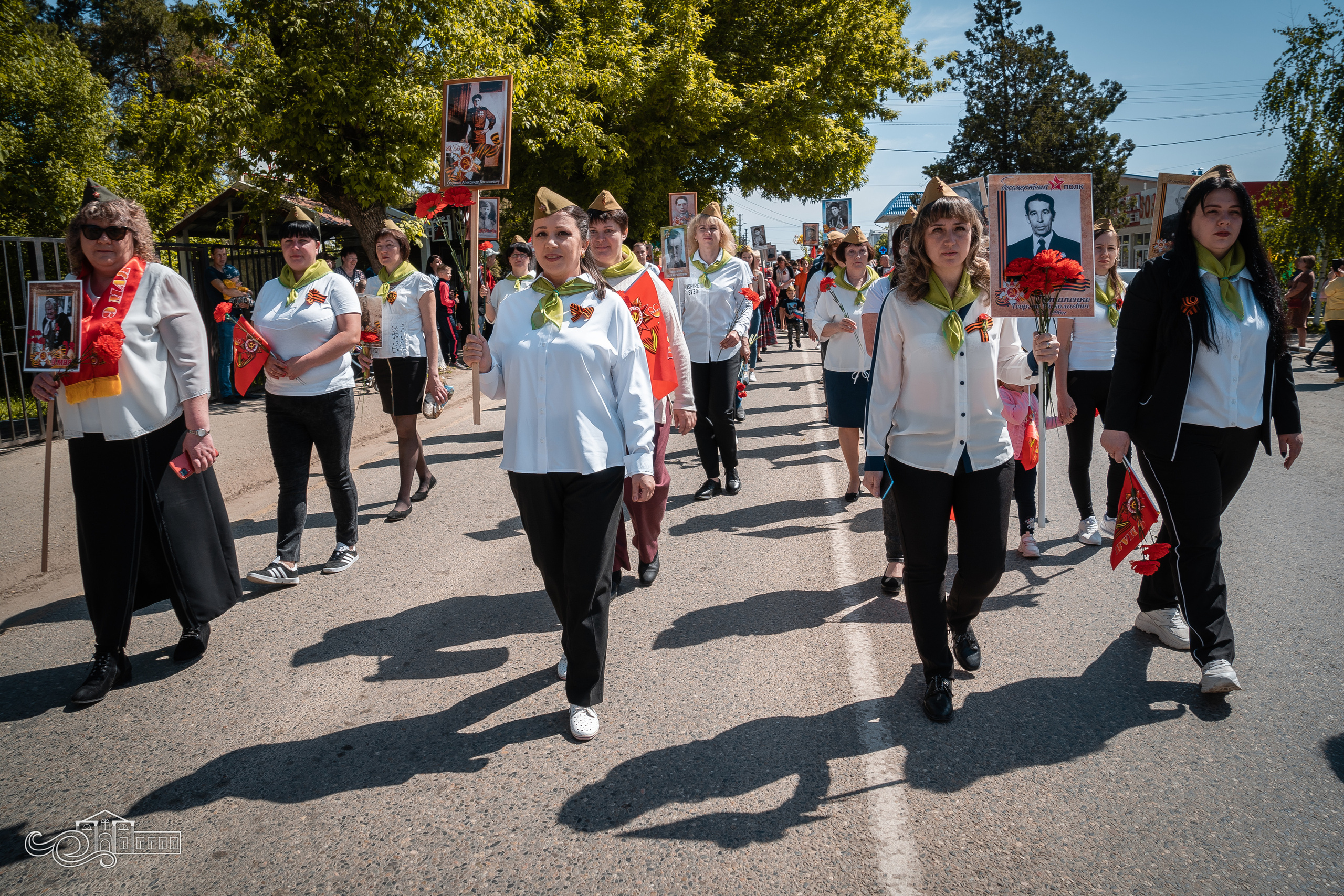Бессмертный полк в Новотитаровской. Новотитаровский Дом культуры
