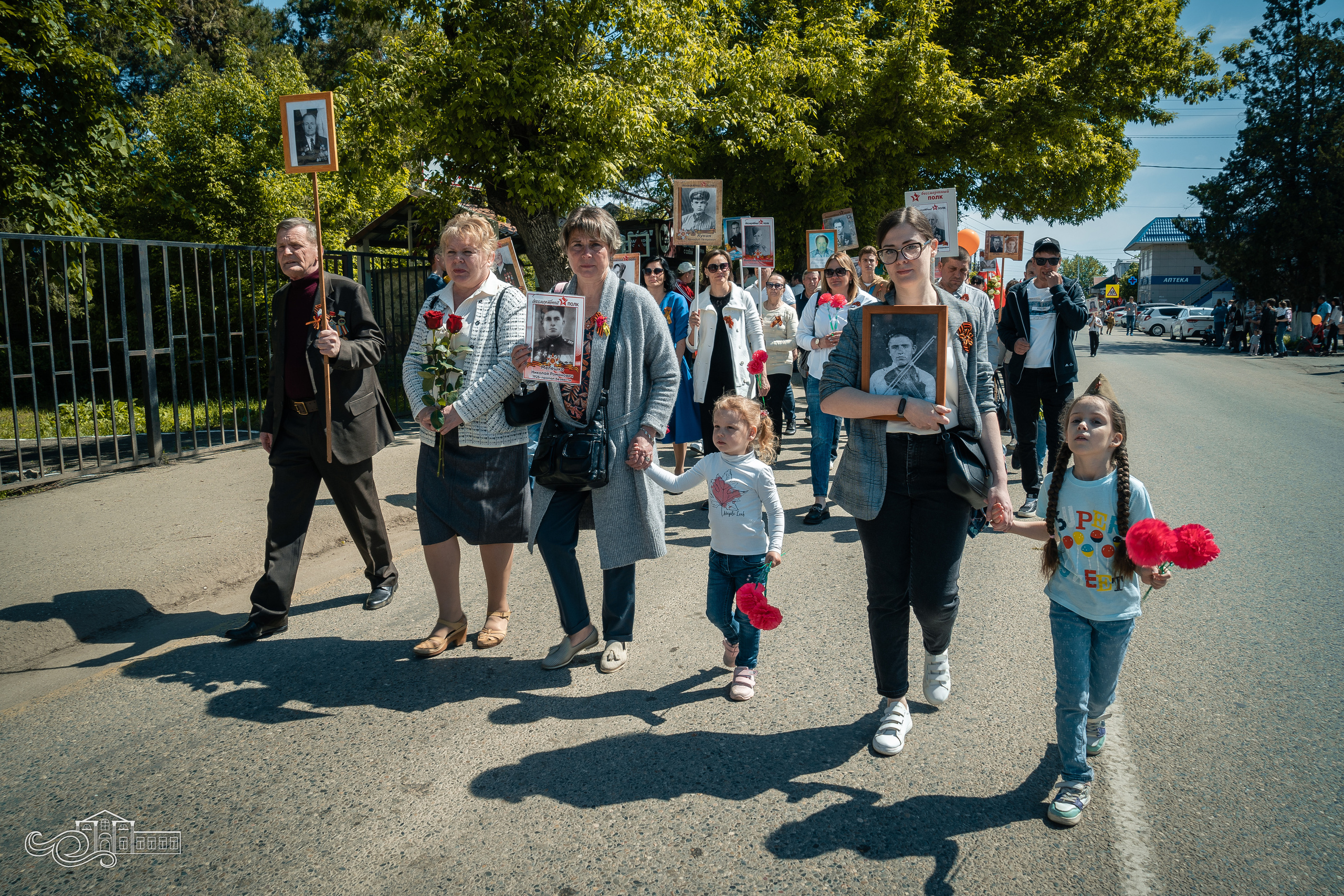 Бессмертный полк в Новотитаровской. Новотитаровский Дом культуры
