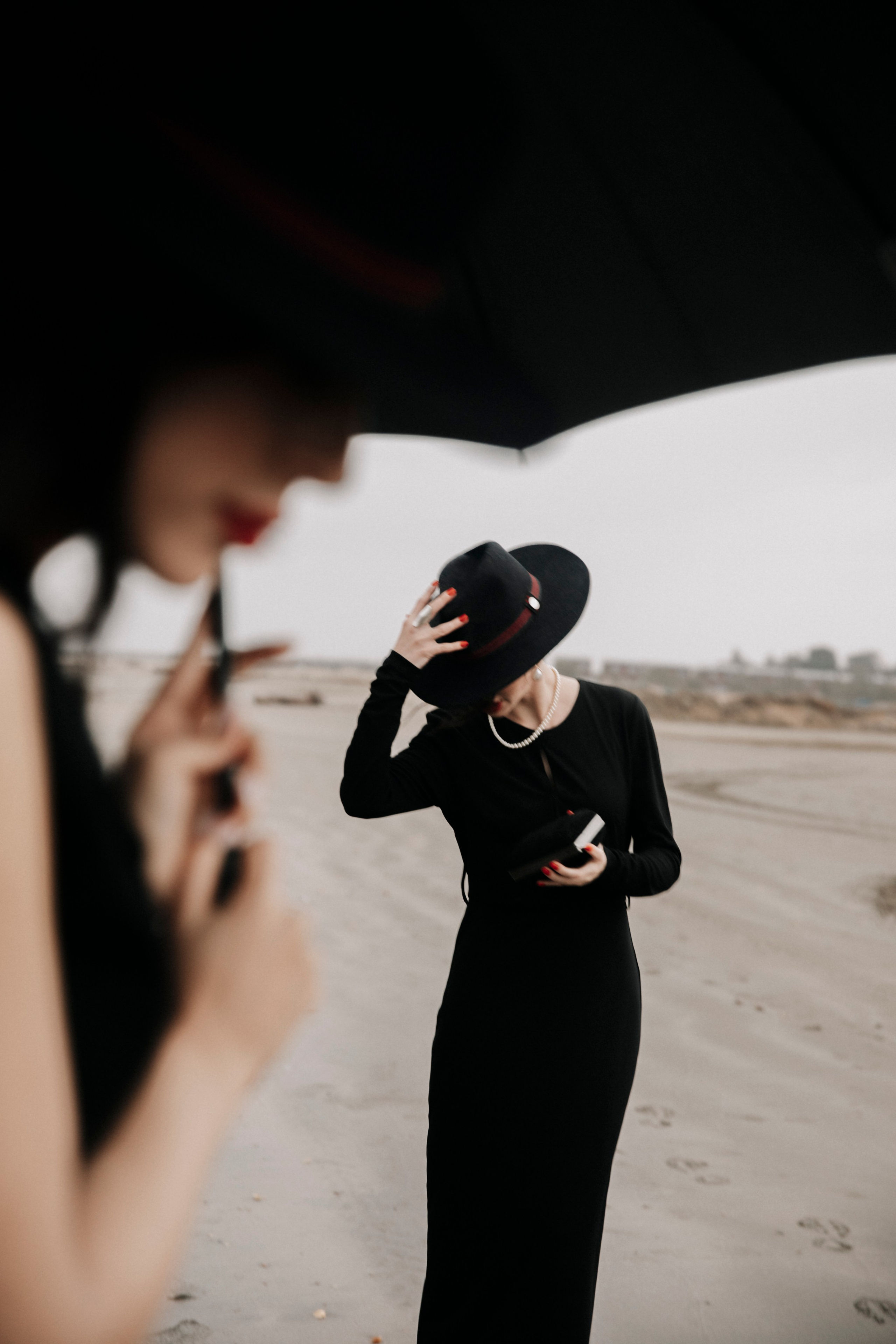 Фотосессия в пасмурную погоду, фотосессия в горах, фотосессия на пляже, фотосессия в туман, фотосессия у моря, фотосессия в черном, фотосессия с зонтом, фотосессия Дагестан, Дагестан, мафия, женщины, дамы, леди, зонт, мрачная погода