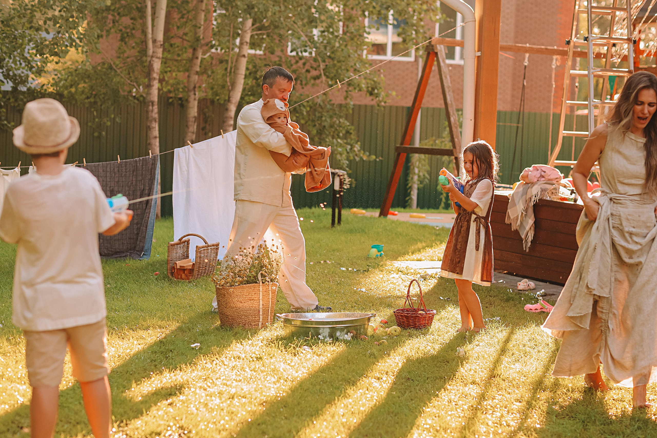 Стирка у дома. Семейный фотограф Тюмень, фотограф на роды Салмина Мария