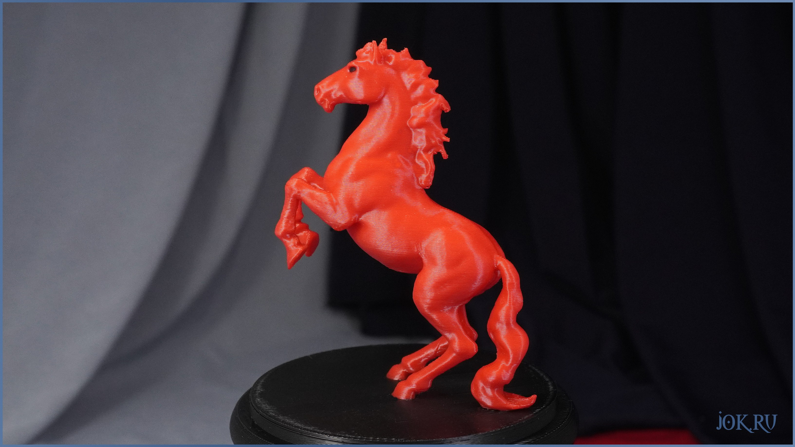 Новогодний декор с красной лошадью — эффектное украшение для праздничного стола или полки.