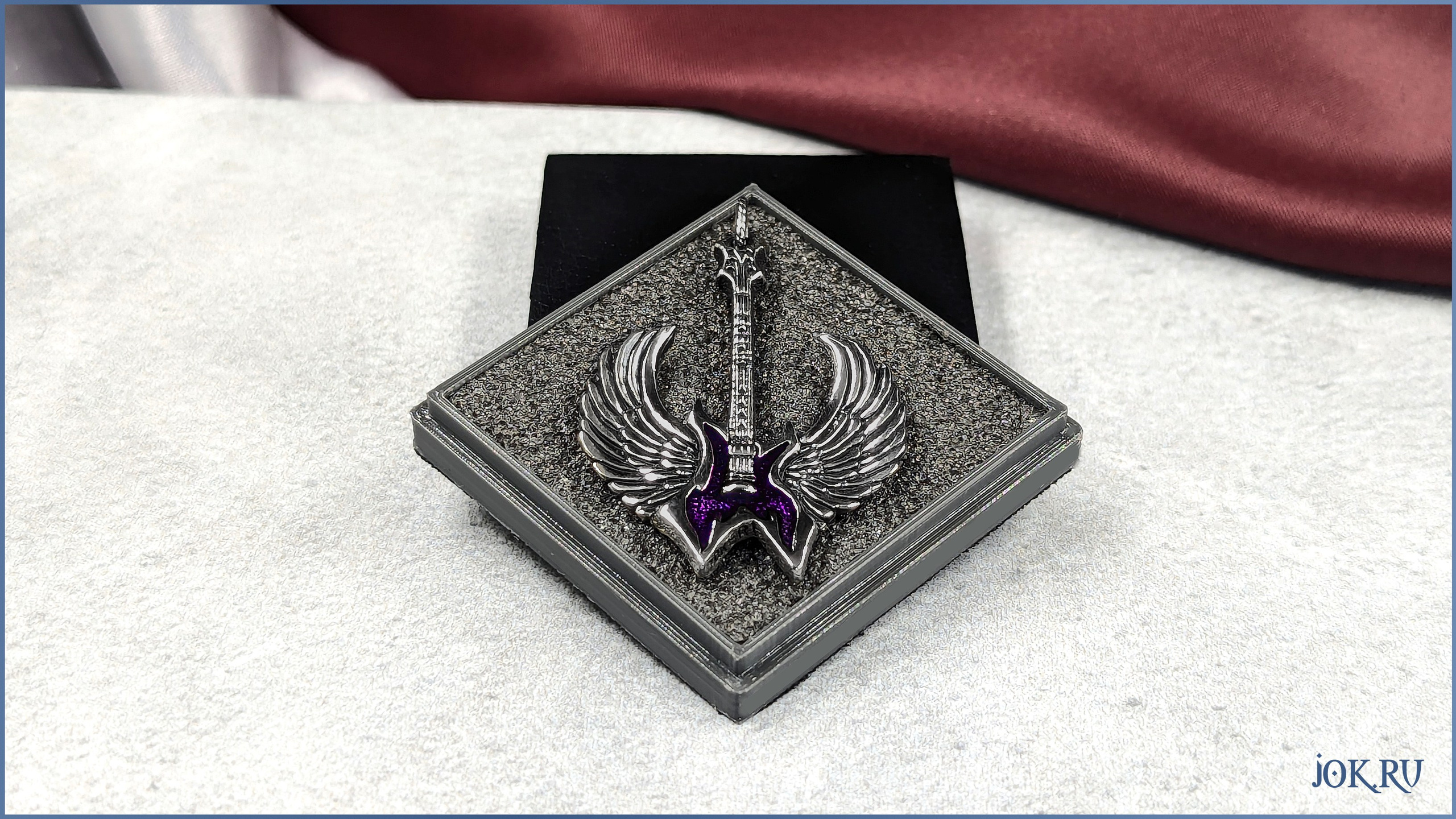 Гитара с крыльями рок атрибутика украшения с символом музыки. Музыкальный красивый подарок