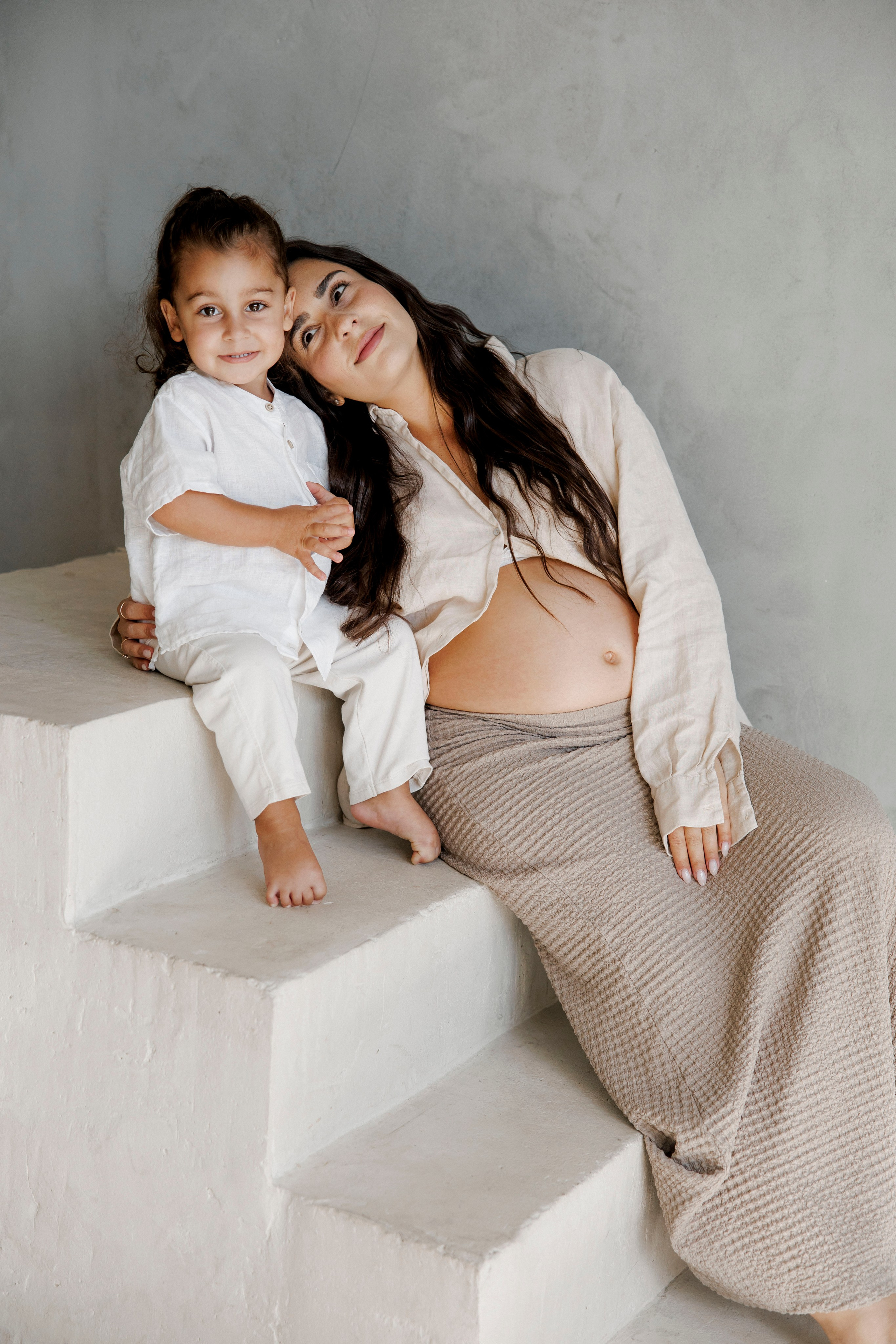 Pregnancy photoshoot inside the Grey Studio. Главная