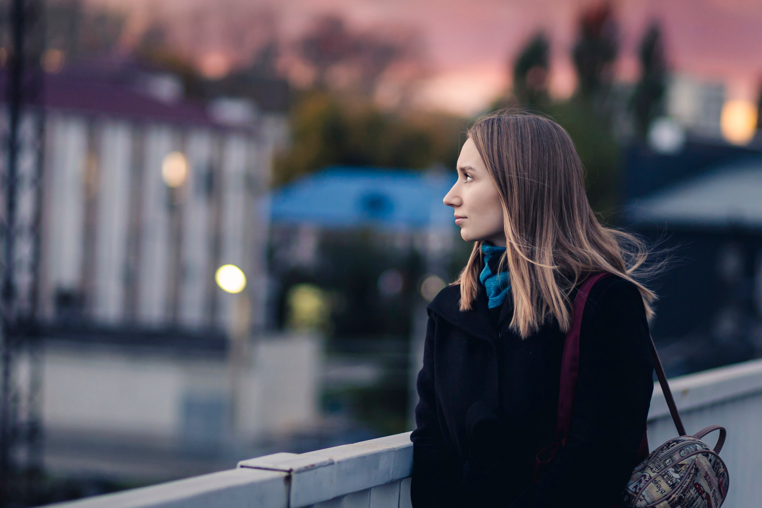 девушка смотрит на закат 