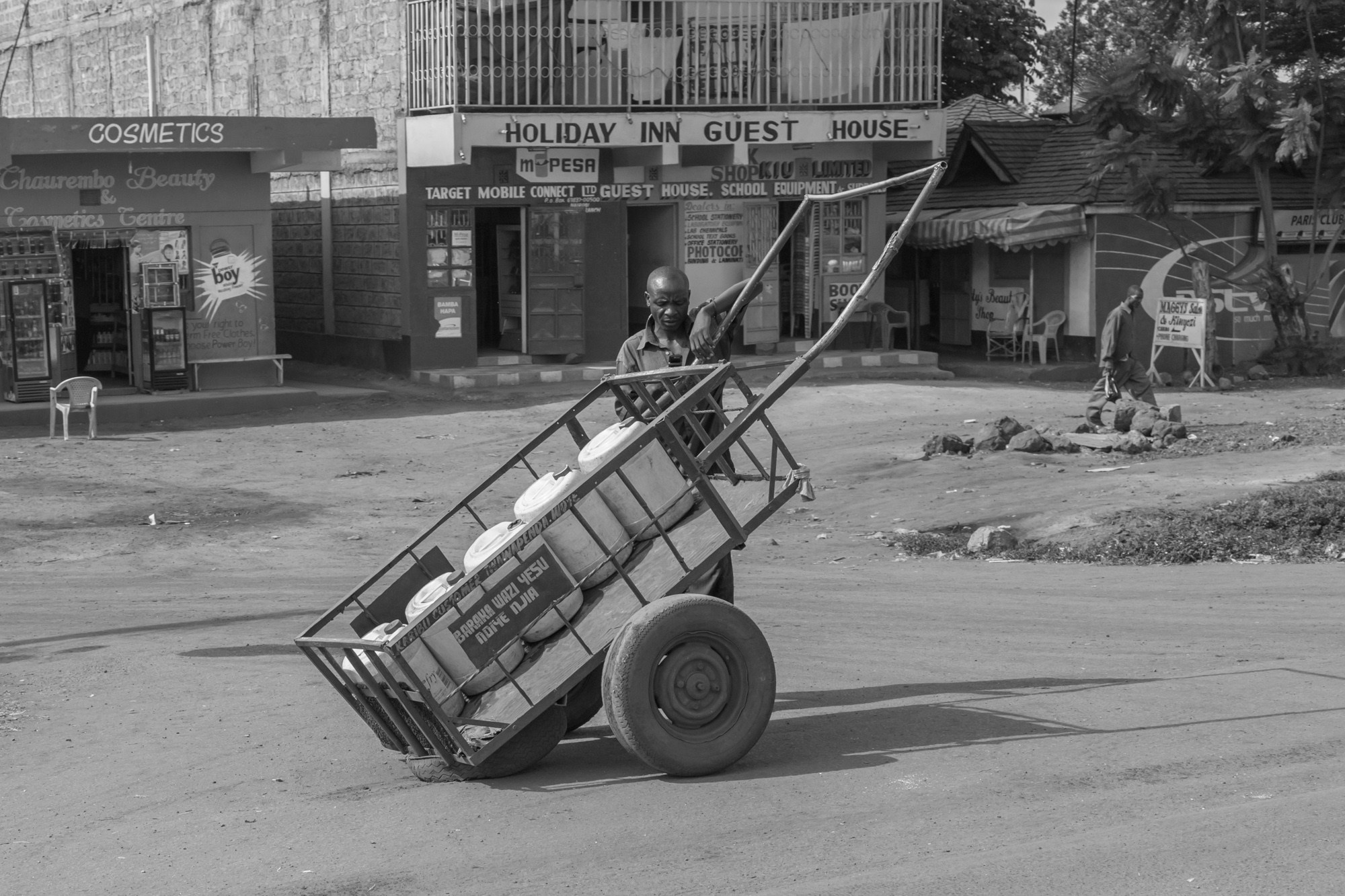 Кения. На обочине дороги. Фотограф Алексей Скоробогатько
