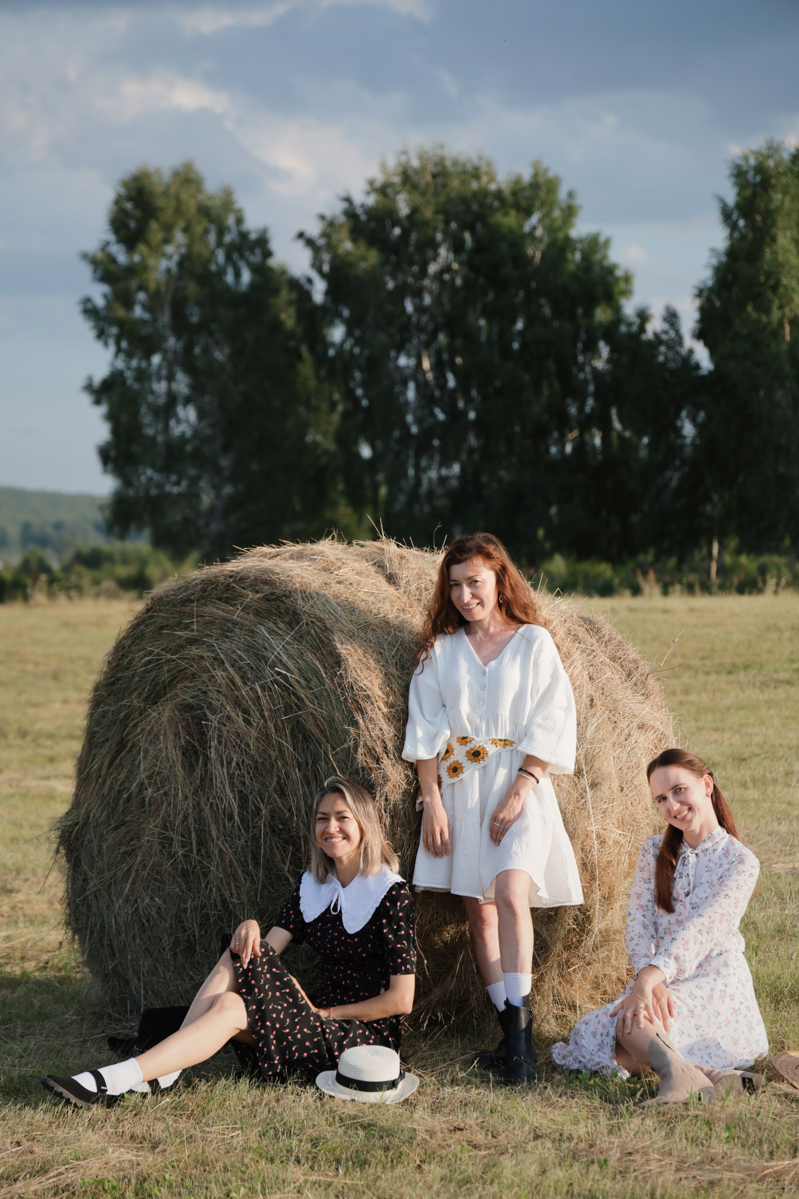 Три девицы на сене). Фотограф Марсель Батыршин
