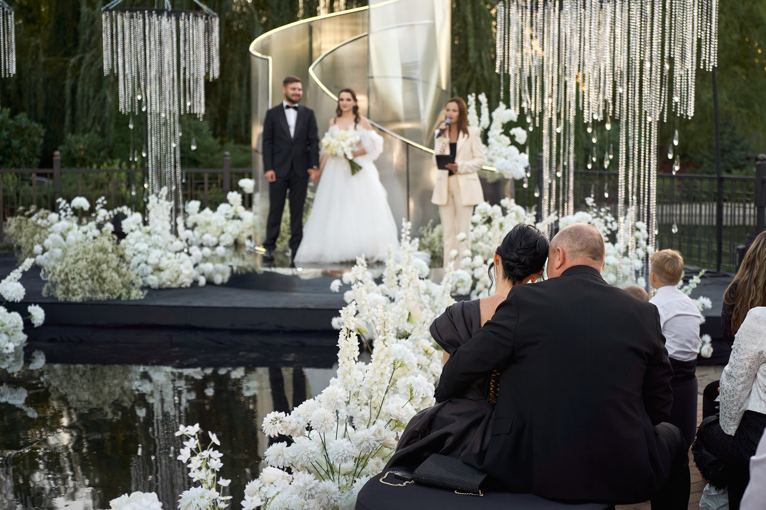 Свадьба с искусственным интеллектом в Усадьбе фамилии от ТВИНС СТУДИО лучших фотографов Краснодара. ТВИНС СТУДИО — лучшие свадебные фотографы и видеографы в Краснодаре