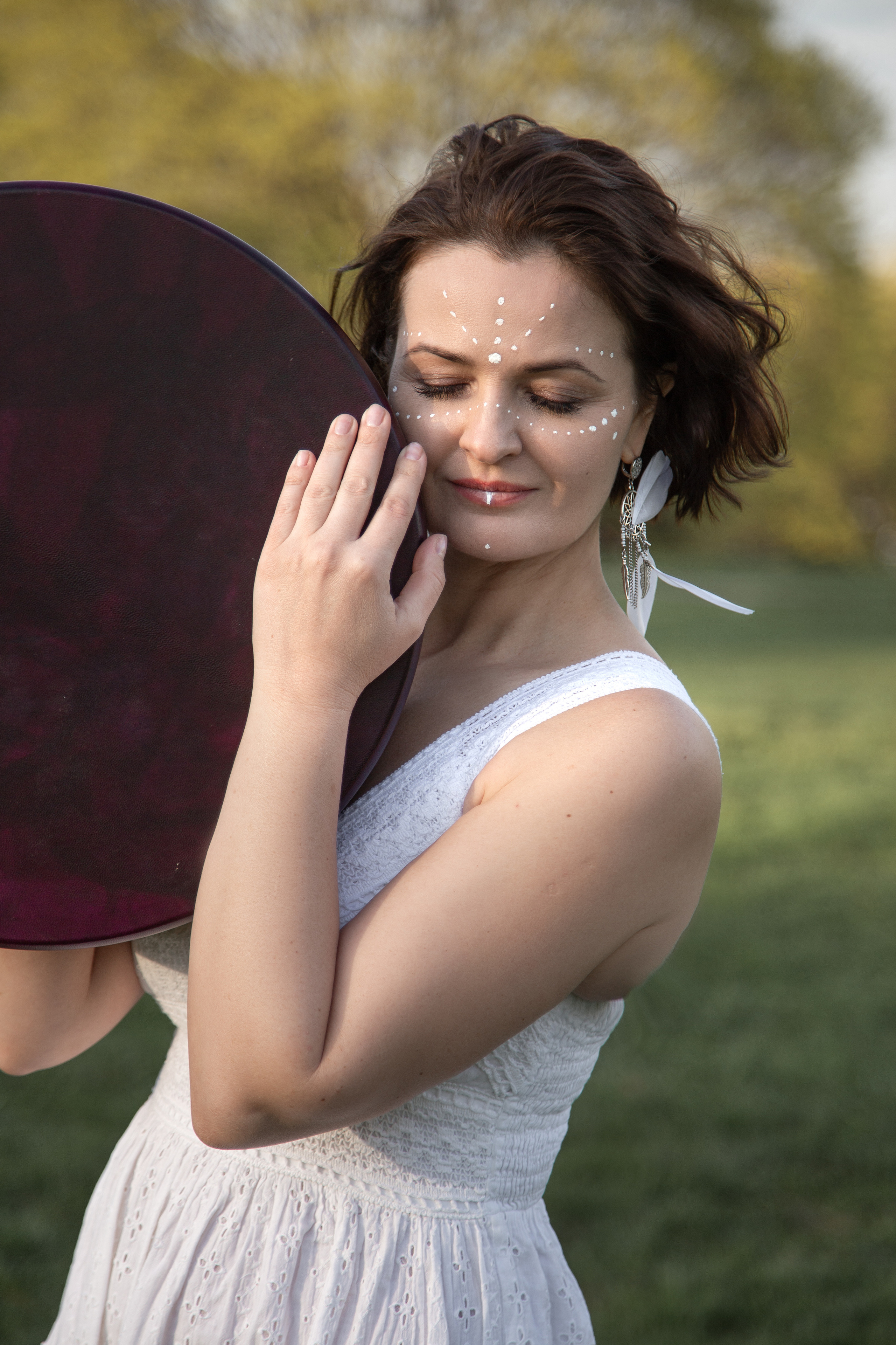 Фотосессия в цветущих садах Москвы — женский портрет с цветущими яблонями и сиренью | Анна Татаурова. Фотограф Анна Татаурова | Авторская фотосъемка в Москве