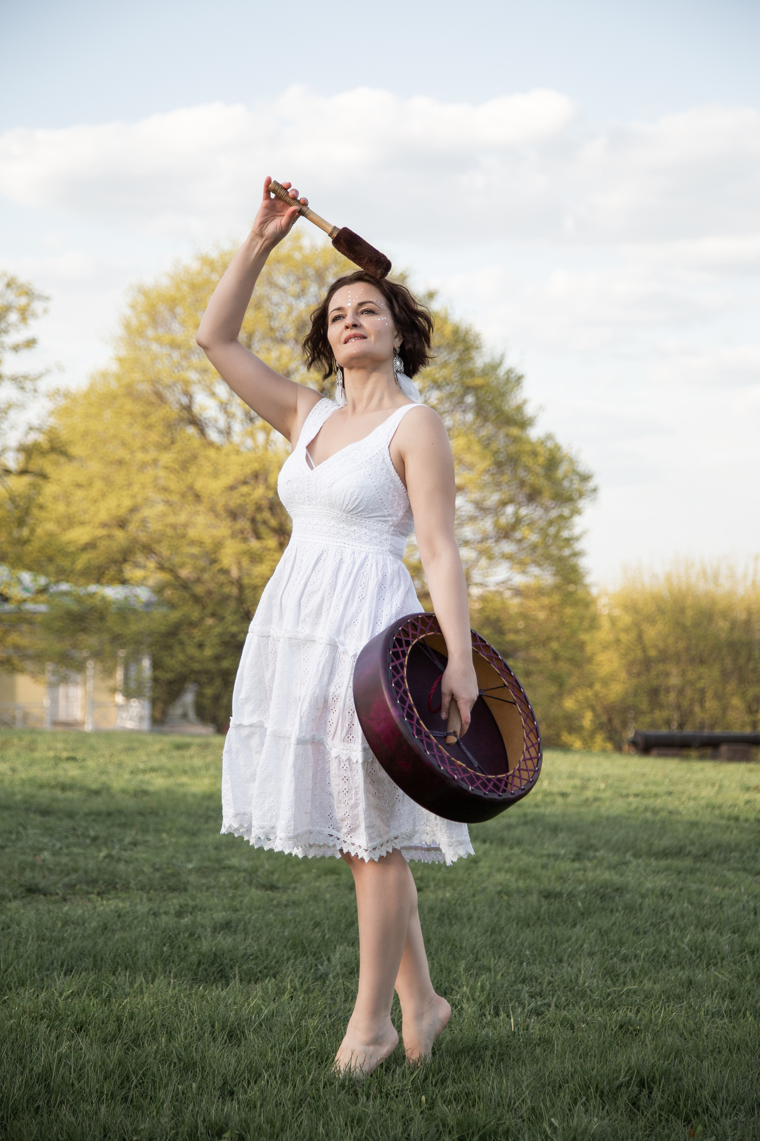 Фотосессия в цветущих садах Москвы — женский портрет с цветущими яблонями и сиренью | Анна Татаурова. Фотограф Анна Татаурова | Авторская фотосъемка в Москве