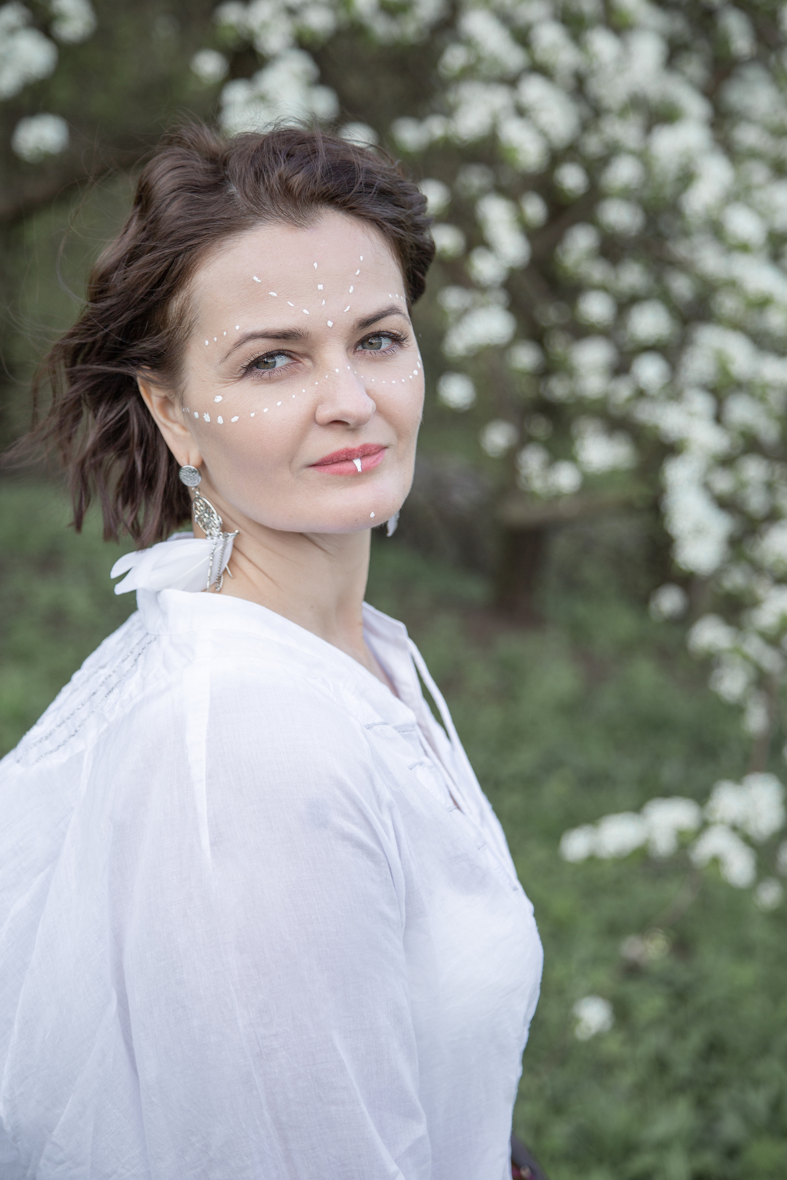 Фотосессия в цветущих садах Москвы — женский портрет с цветущими яблонями и сиренью | Анна Татаурова. Фотограф Анна Татаурова | Авторская фотосъемка в Москве