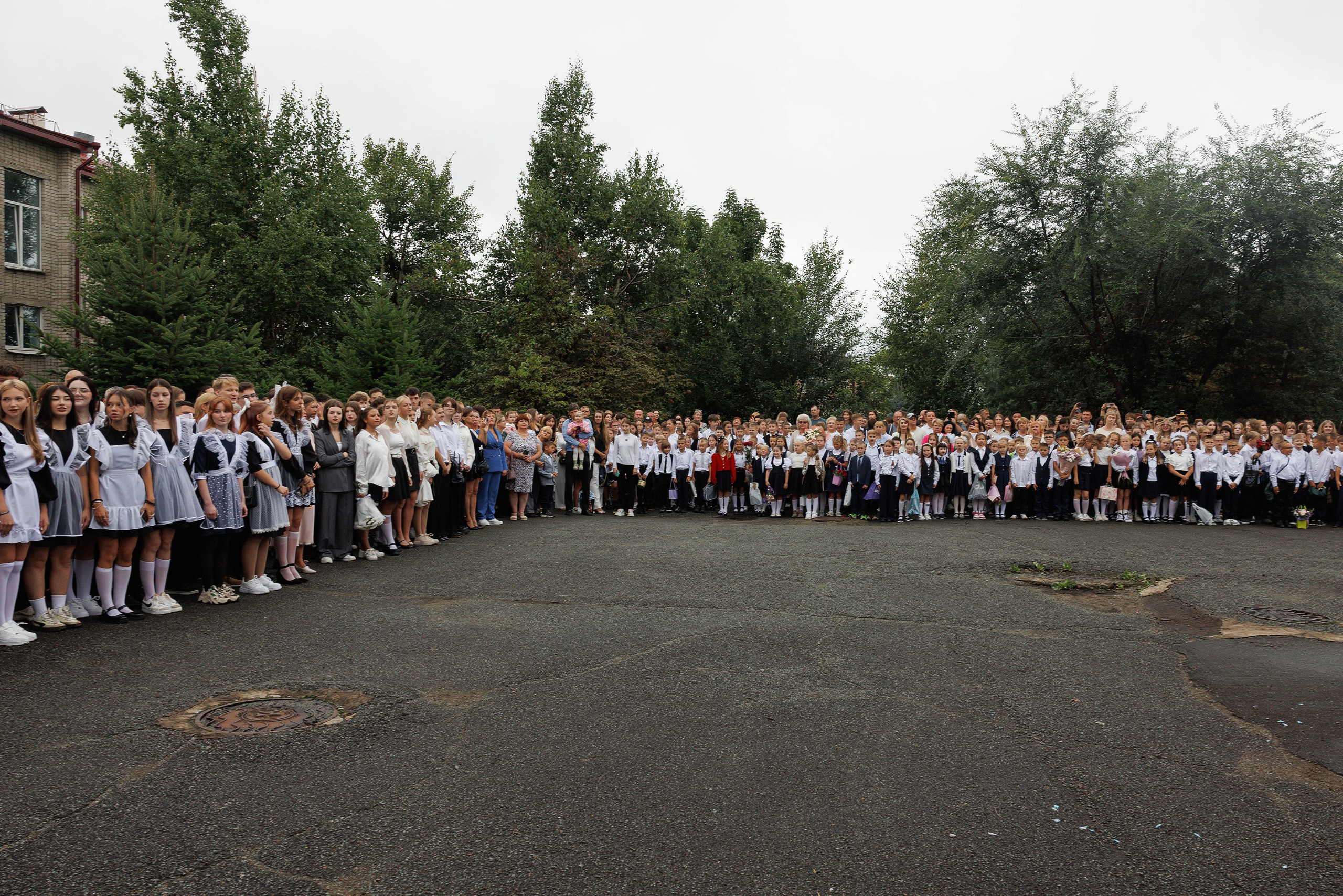 Линейка 11 клас Гимназия Артём. Photoalbum-vl.ru