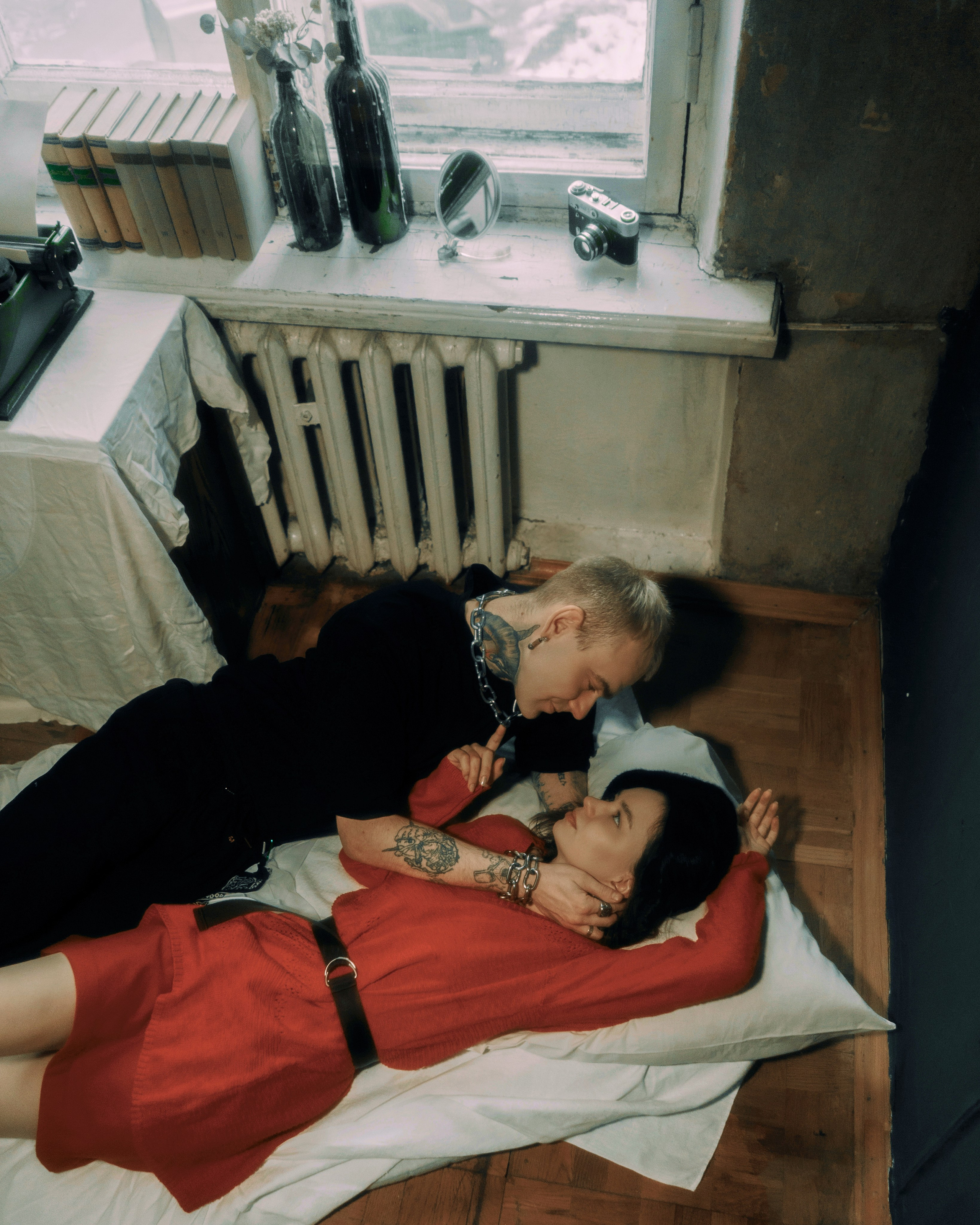 Дерзкая лав стори фотосессия в Петербурге —  пленочная стилистика, девушка в красном платье, свадебный фотограф