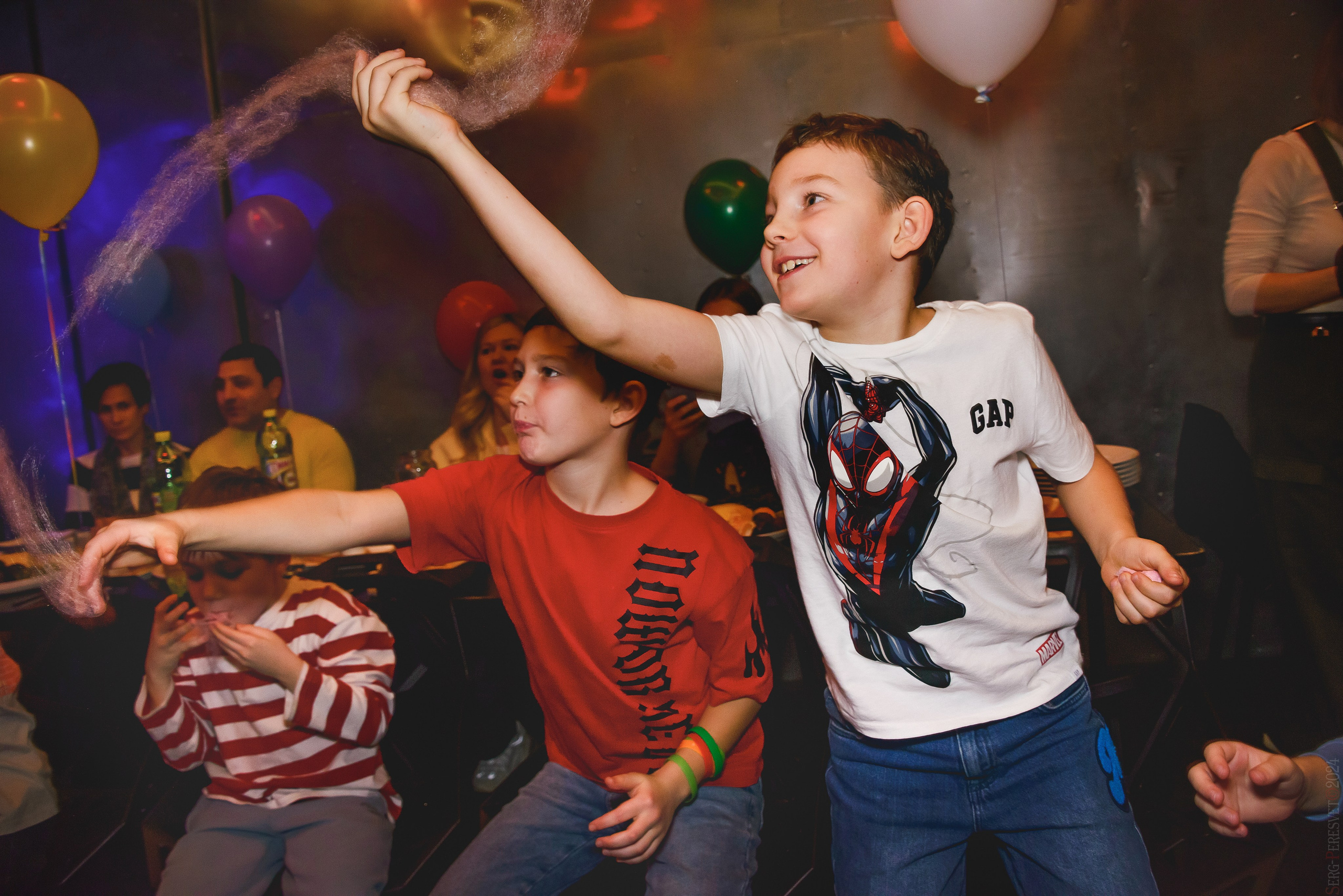 День рождения — шоу 2024-25: мафия, сахарная вата, бумажная дискотека, пиньята, зеркальный лабиринт. Ваш фотограф на праздник в Москве, Раменском, Жуковском, Люберцах