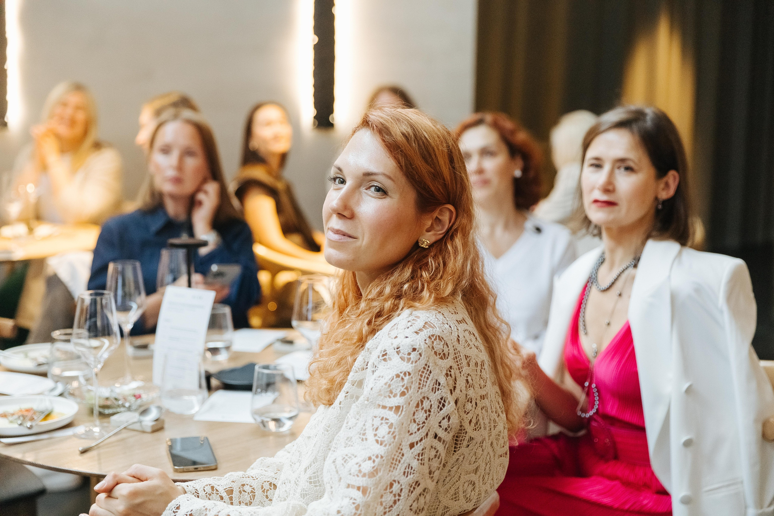 Презентация открытия магазина женской одежды GLVR в ресторане Fresco. Фотограф в Красноярске Надежда Воскресенская
