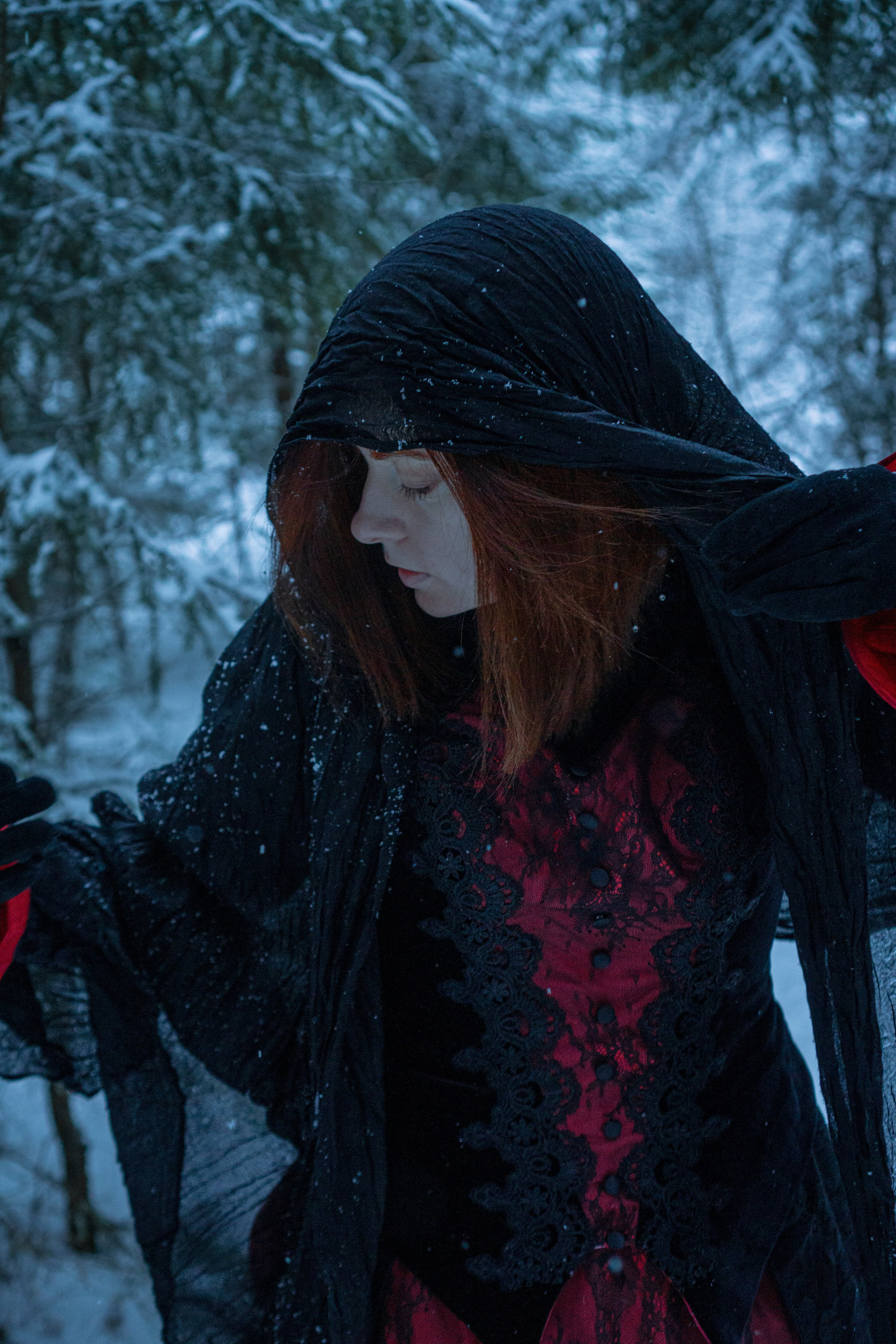 Зимняя жанровая женская фотосессия. Фотограф Максим Ерёмин