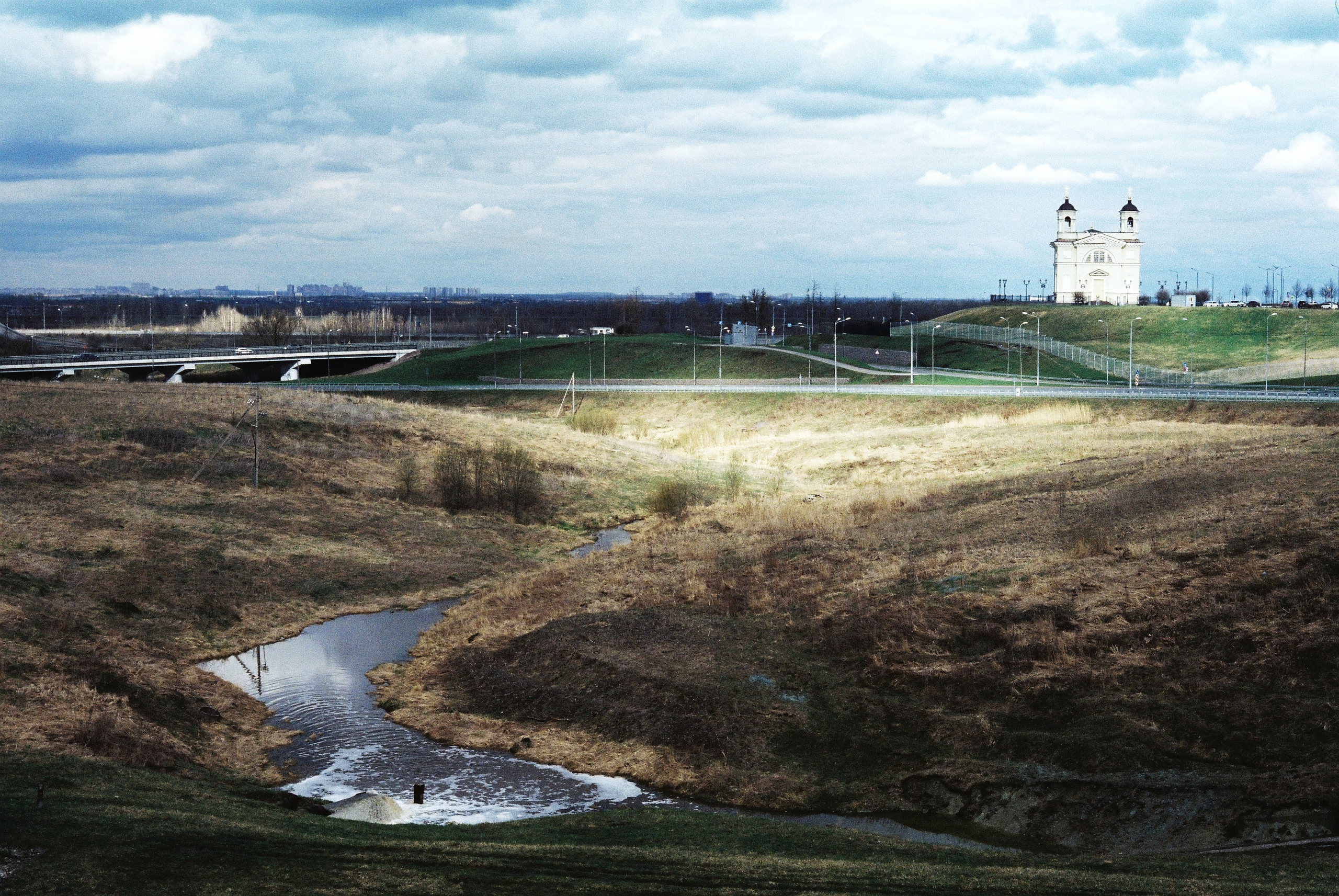 Депрессивный тревожный вид церкви. Пулковские высоты