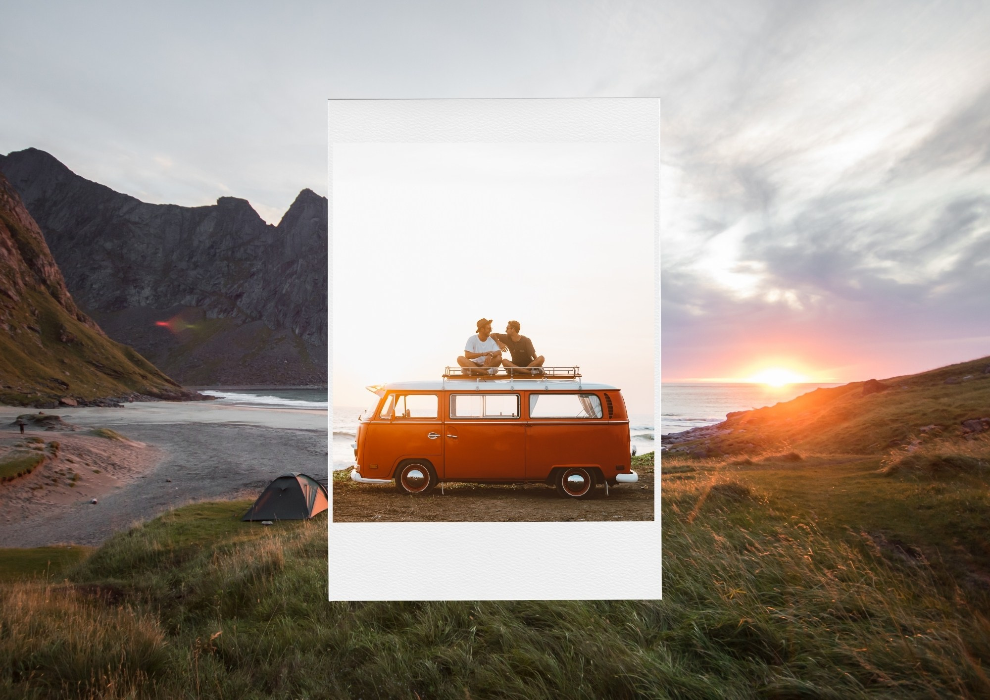 Оранжевый фургон-кемпер на берегу моря на закате