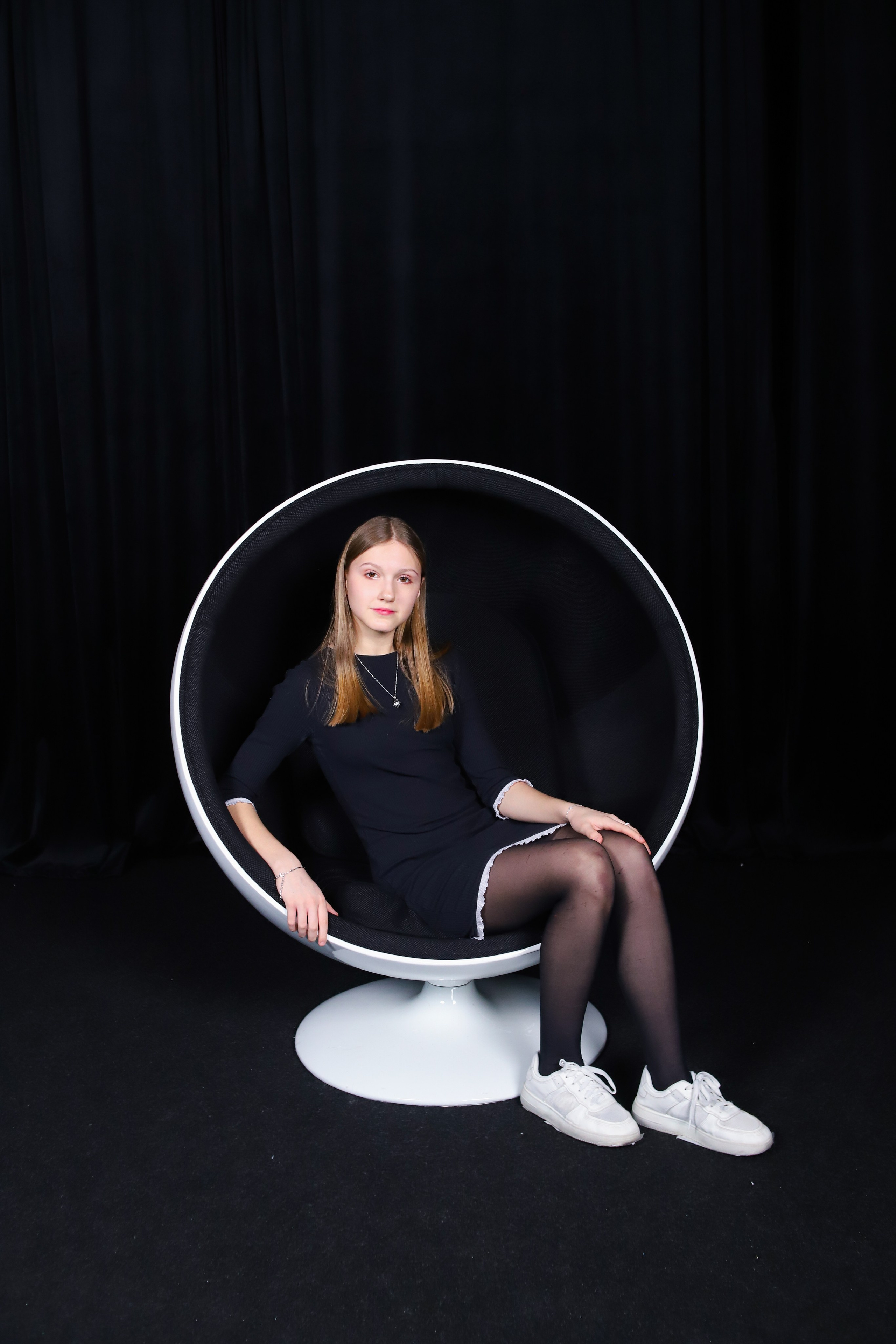 9 Класс в студии с неоном и белой циклорамой. Фотограф в Сургуте Брызгунова Анастасия