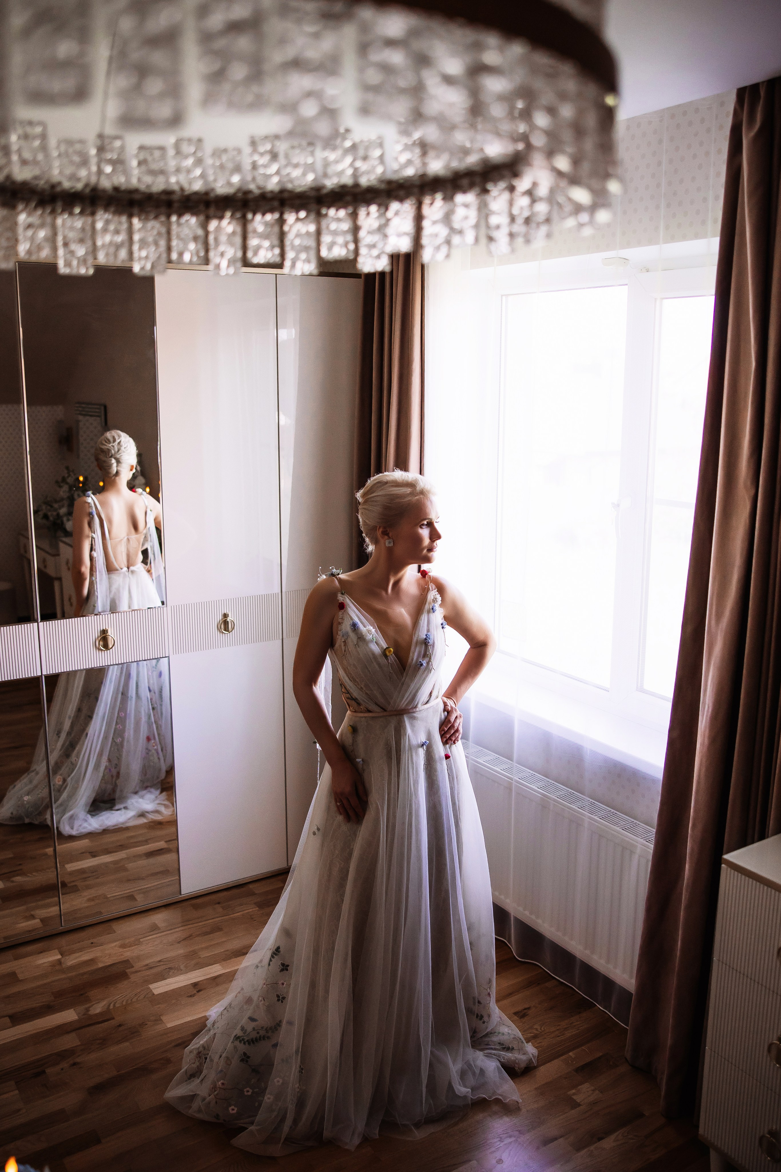 Фотография невесты у окна