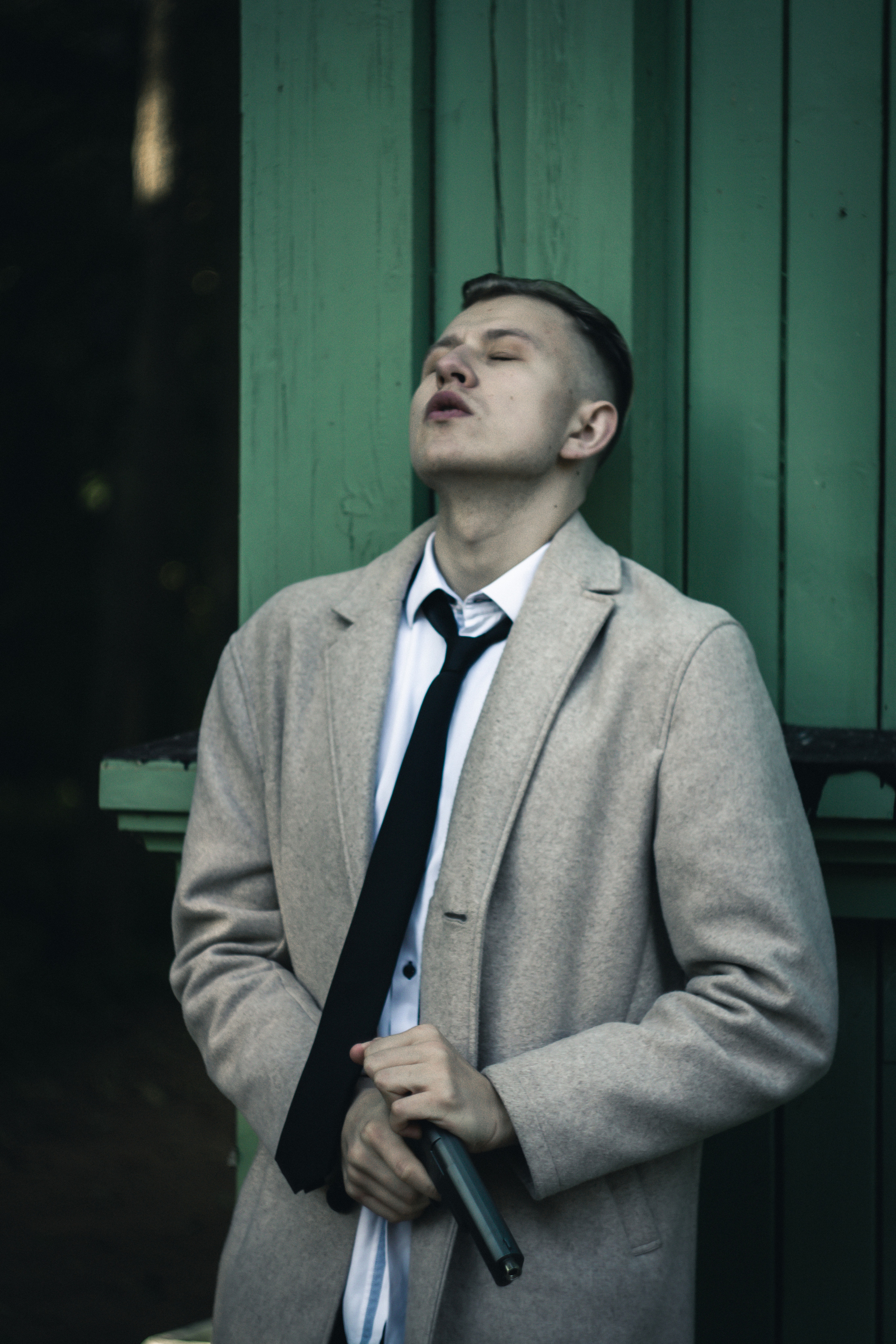 Детектив на улице с пистолетом. Фотосессия. FromIvanov фотограф в Санкт-Петербурге