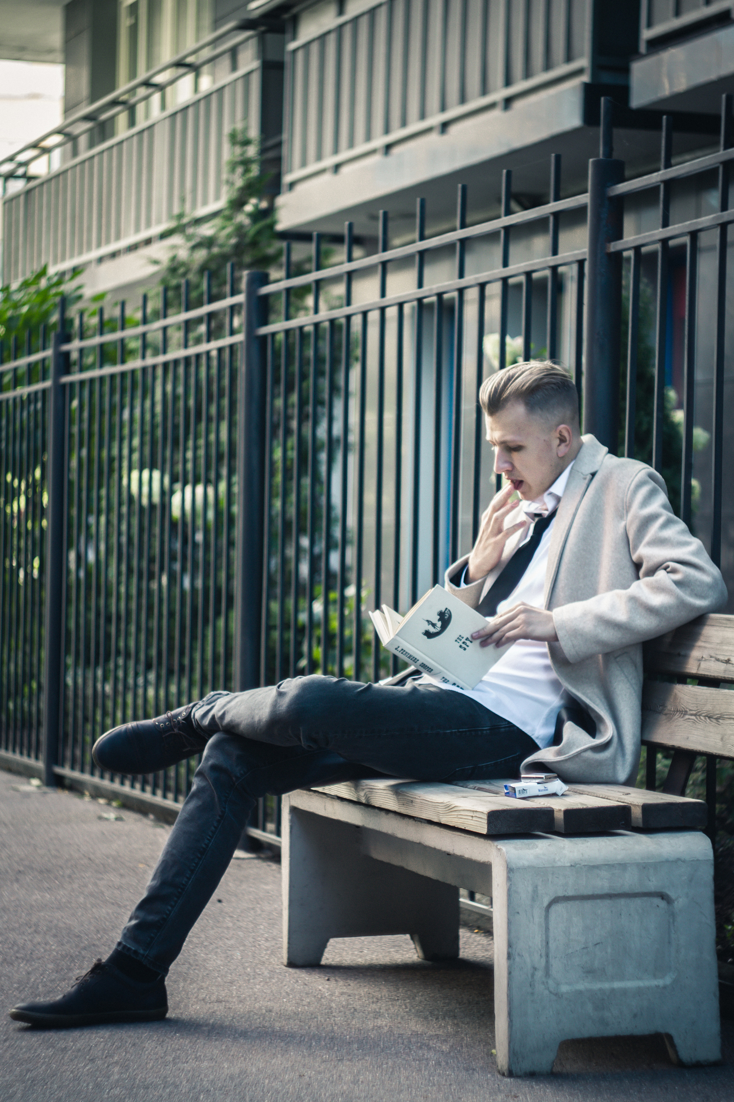 Детектив на улице. Фотосессия. Парень читает книгу FromIvanov фотограф в Санкт-Петербурге