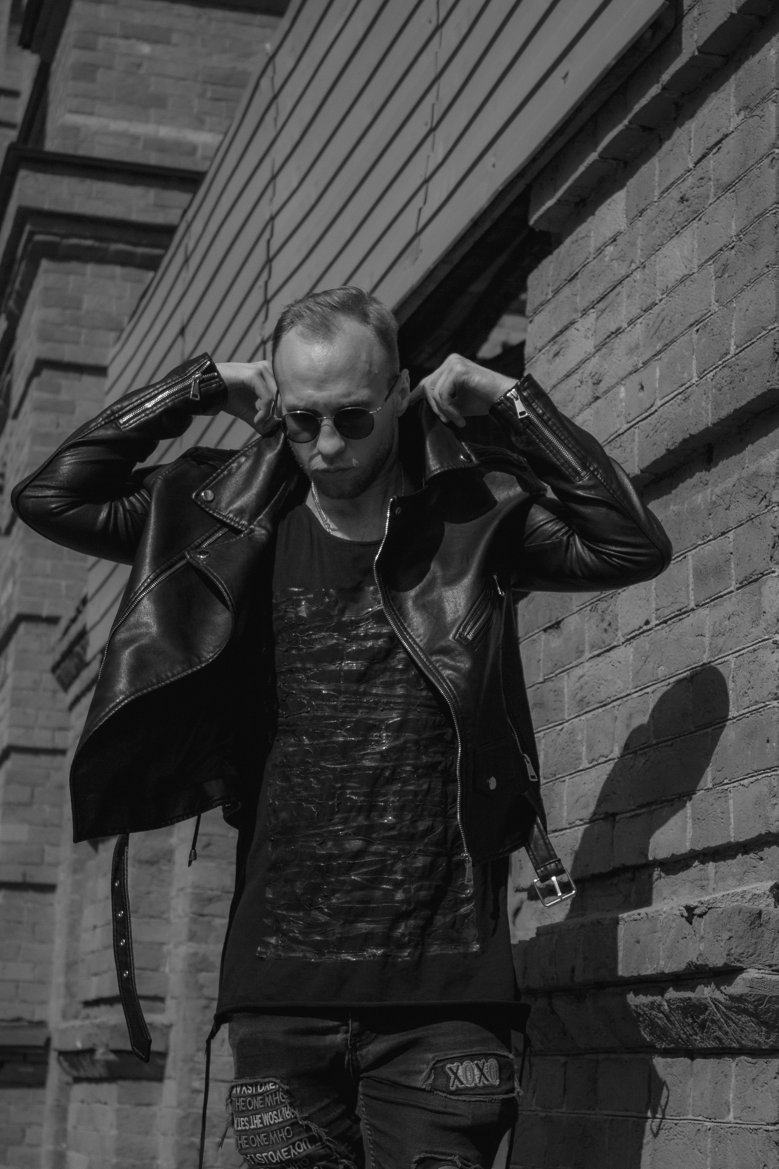 Чёрно белое фото. Парень у стены в кожанке. FromIvanov фотограф Санкт-Петербург
