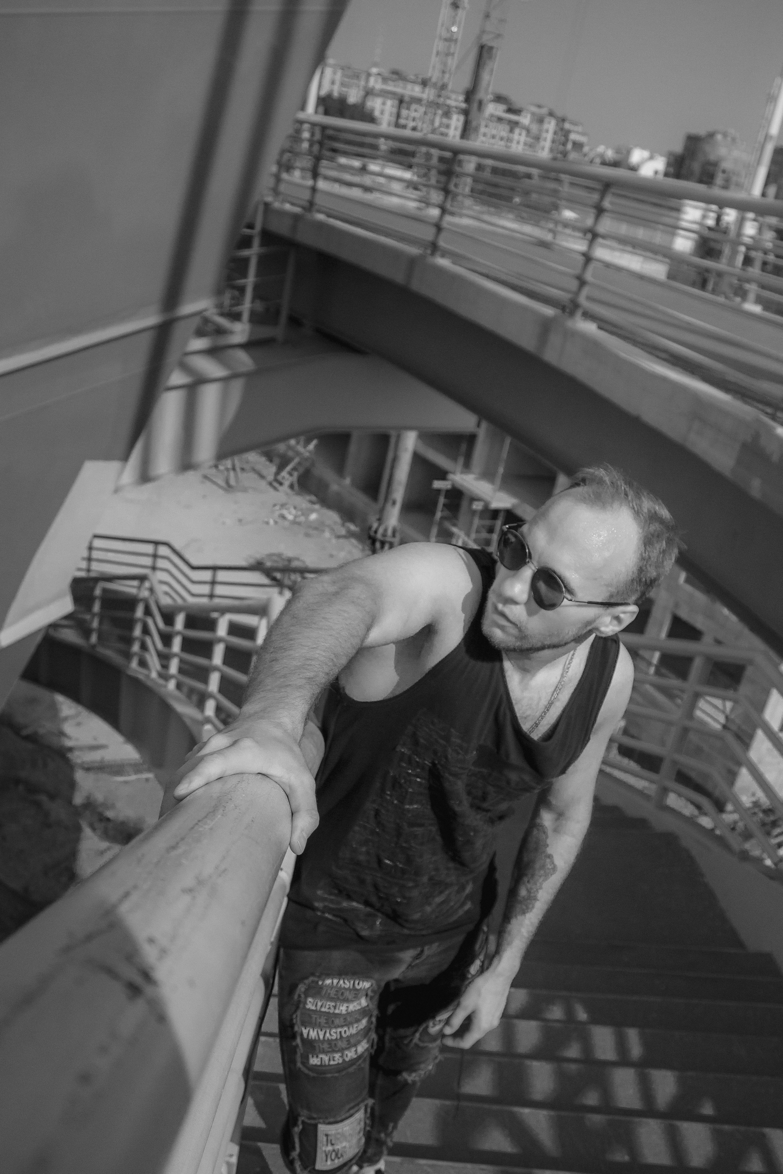 Чёрно белое фото. Парень на лестнице. Мост Бетанкура. FromIvanov фотограф Санкт-Петербург