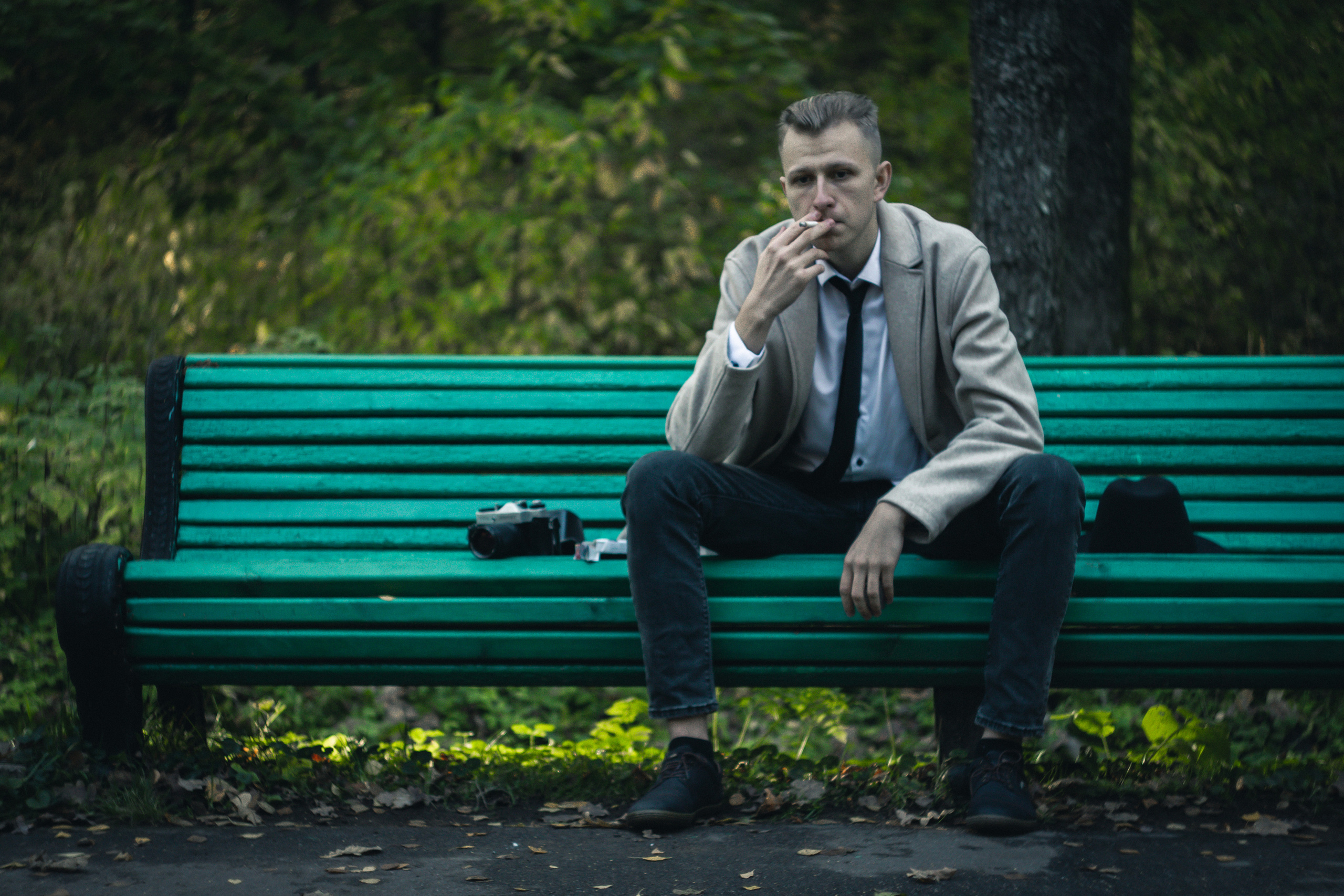 Детектив на улице курит на скамейке. Фотосессия. FromIvanov фотограф в Санкт-Петербурге