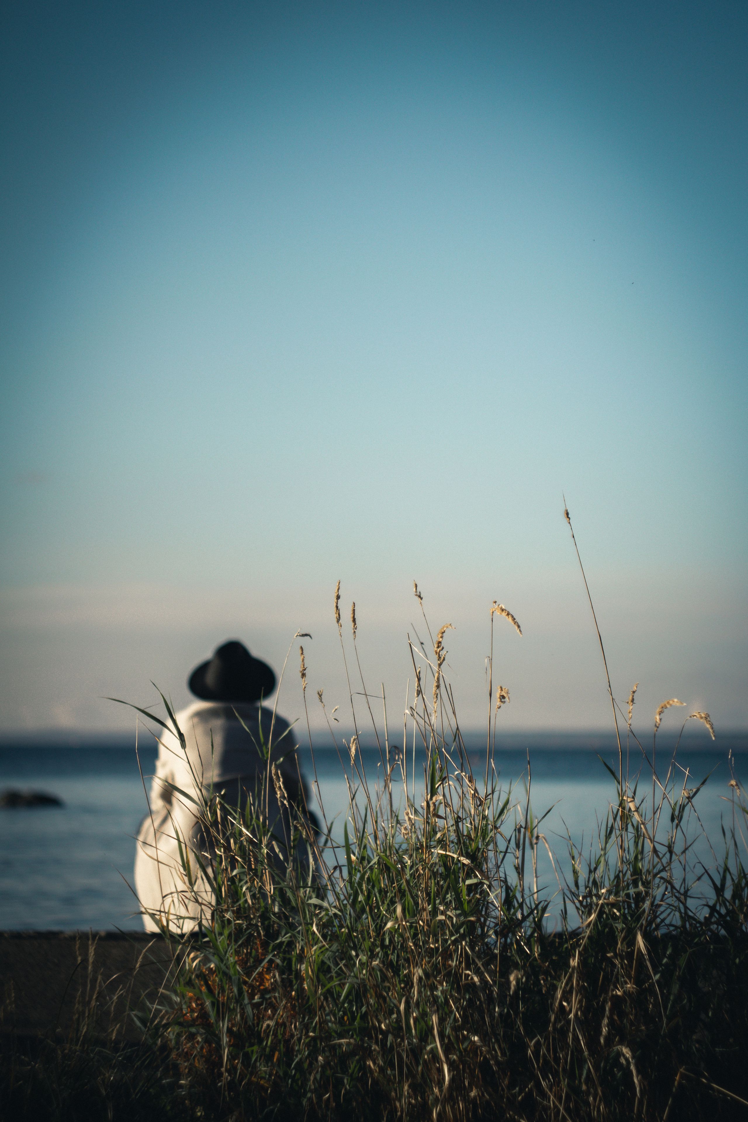 Детектив на улице на фоне неба. Фотосессия. FromIvanov фотограф в Санкт-Петербурге