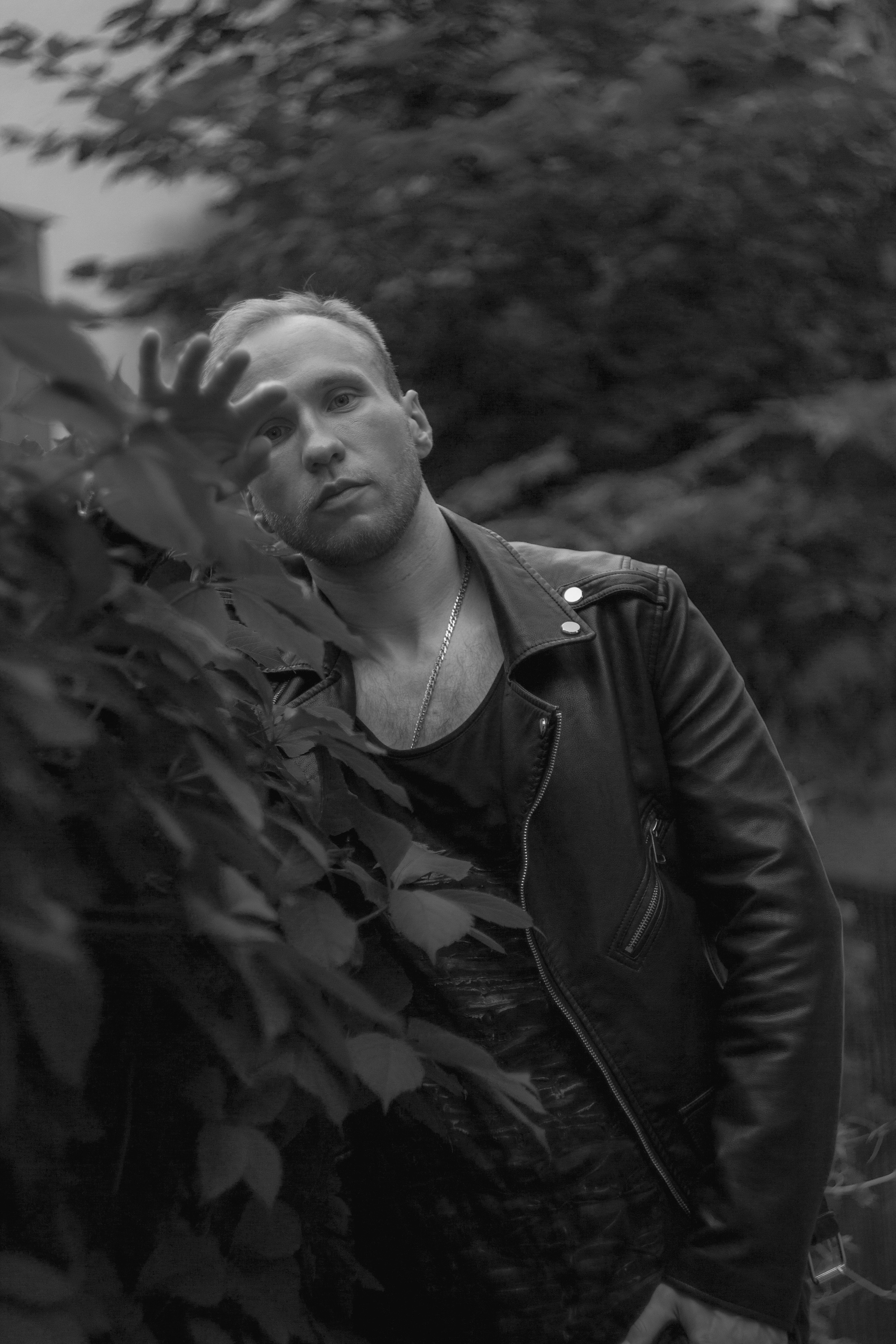 Чёрно белое фото. Парень у листвы в кожанке. FromIvanov фотограф Санкт-Петербург