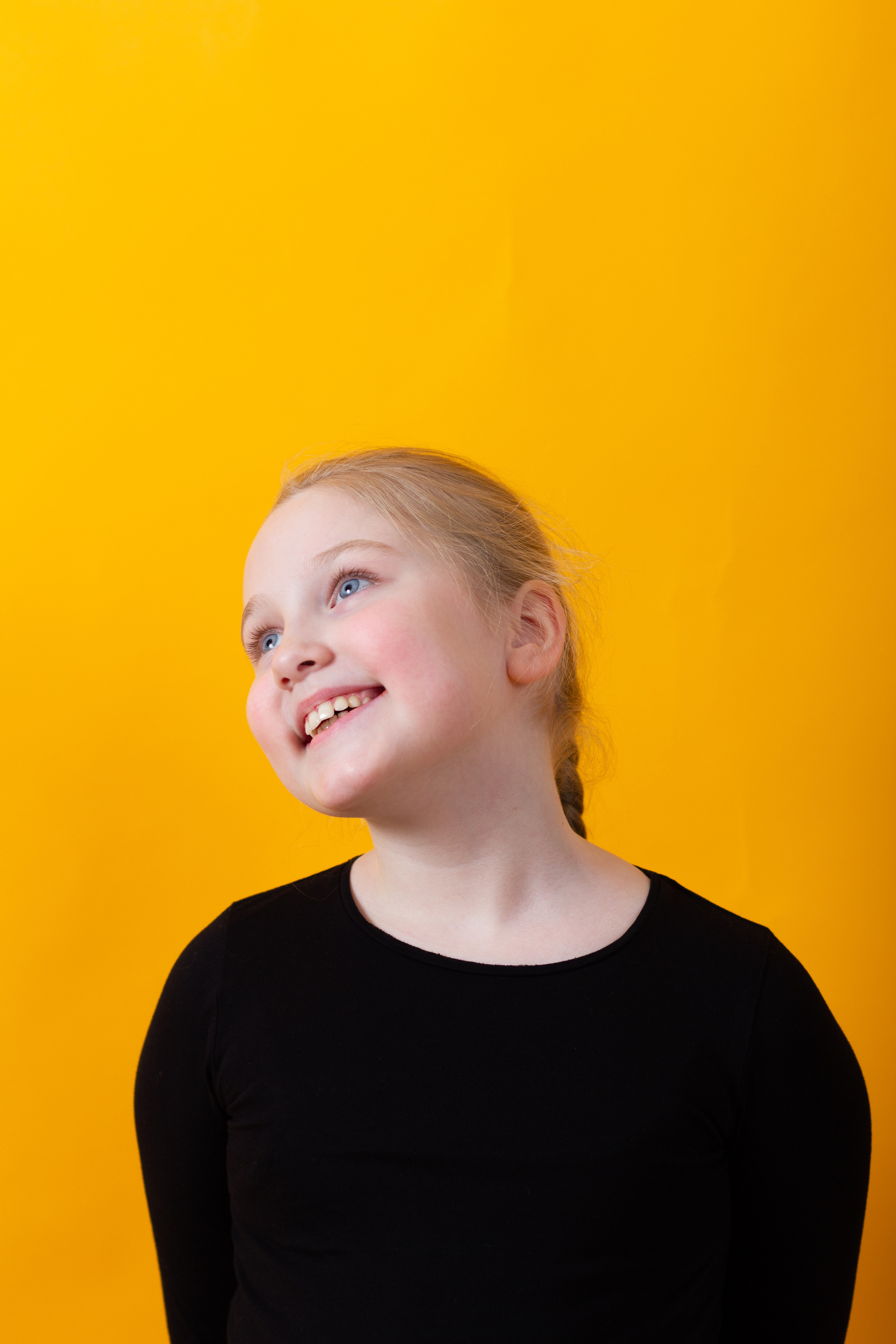 Радостная. Фотосессия. Оранжевый фон. FromIvanov фотограф в Санкт-Петербурге