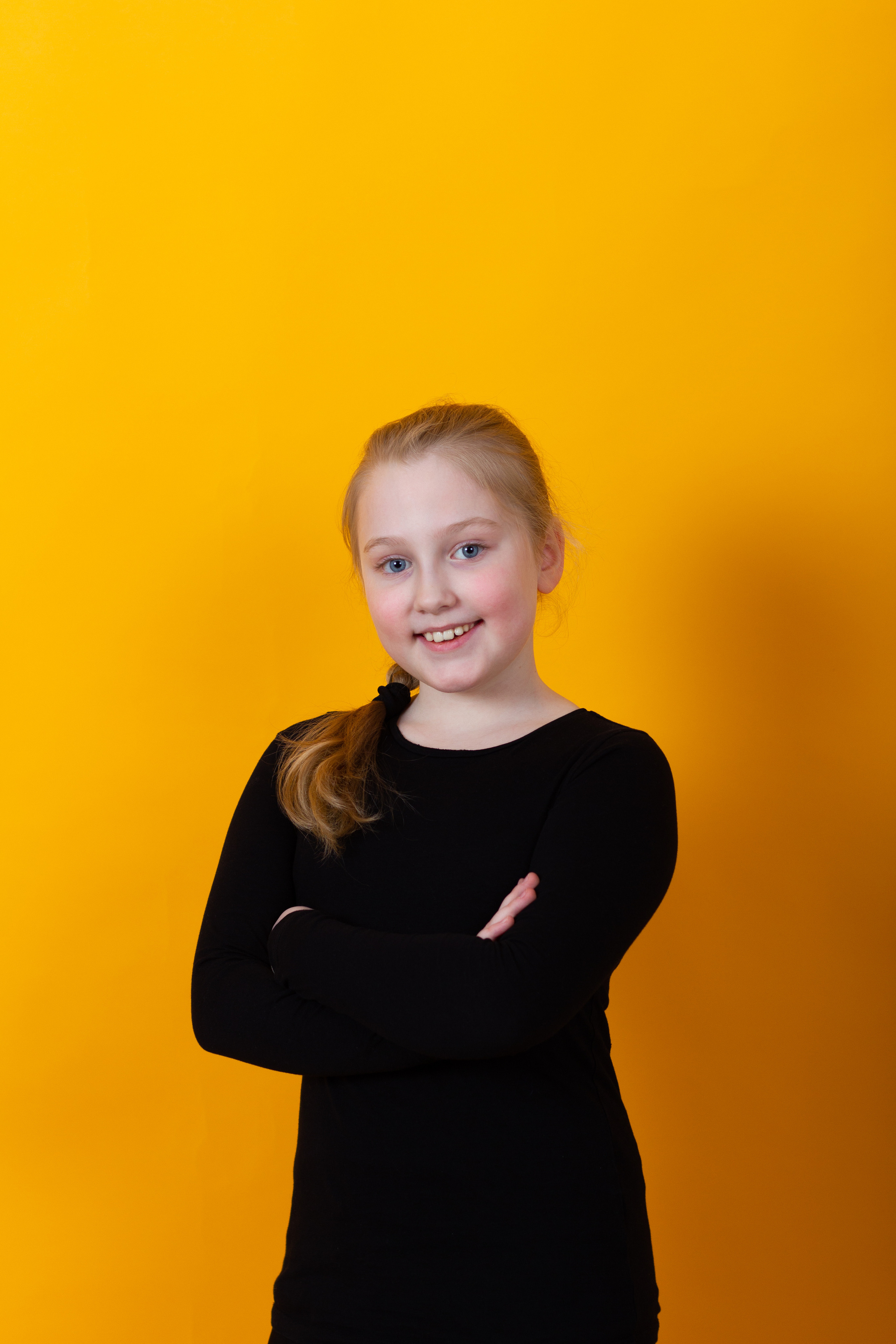 Девочка. Фотосессия. Оранжевый фон. FromIvanov фотограф в Санкт-Петербурге