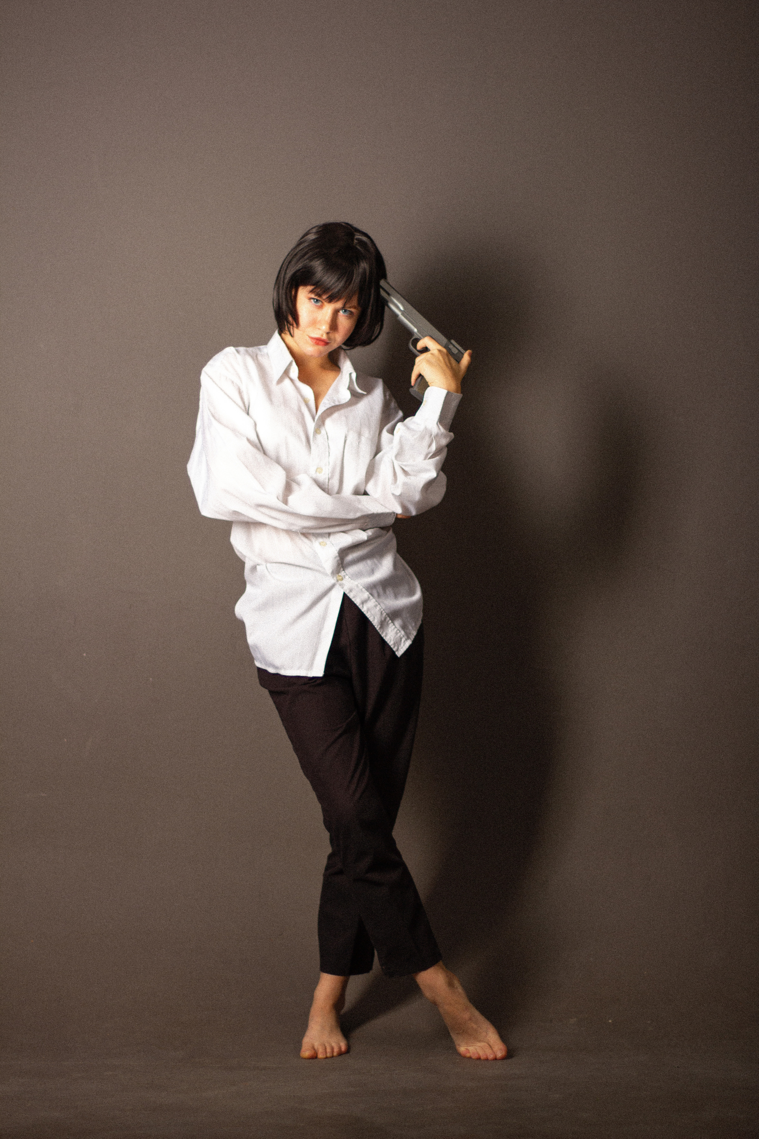 Фотосессия. Девушка в белой рубашке в студии с пистолетом. На сером фоне. FromIvanov фотограф Санкт-Петербург