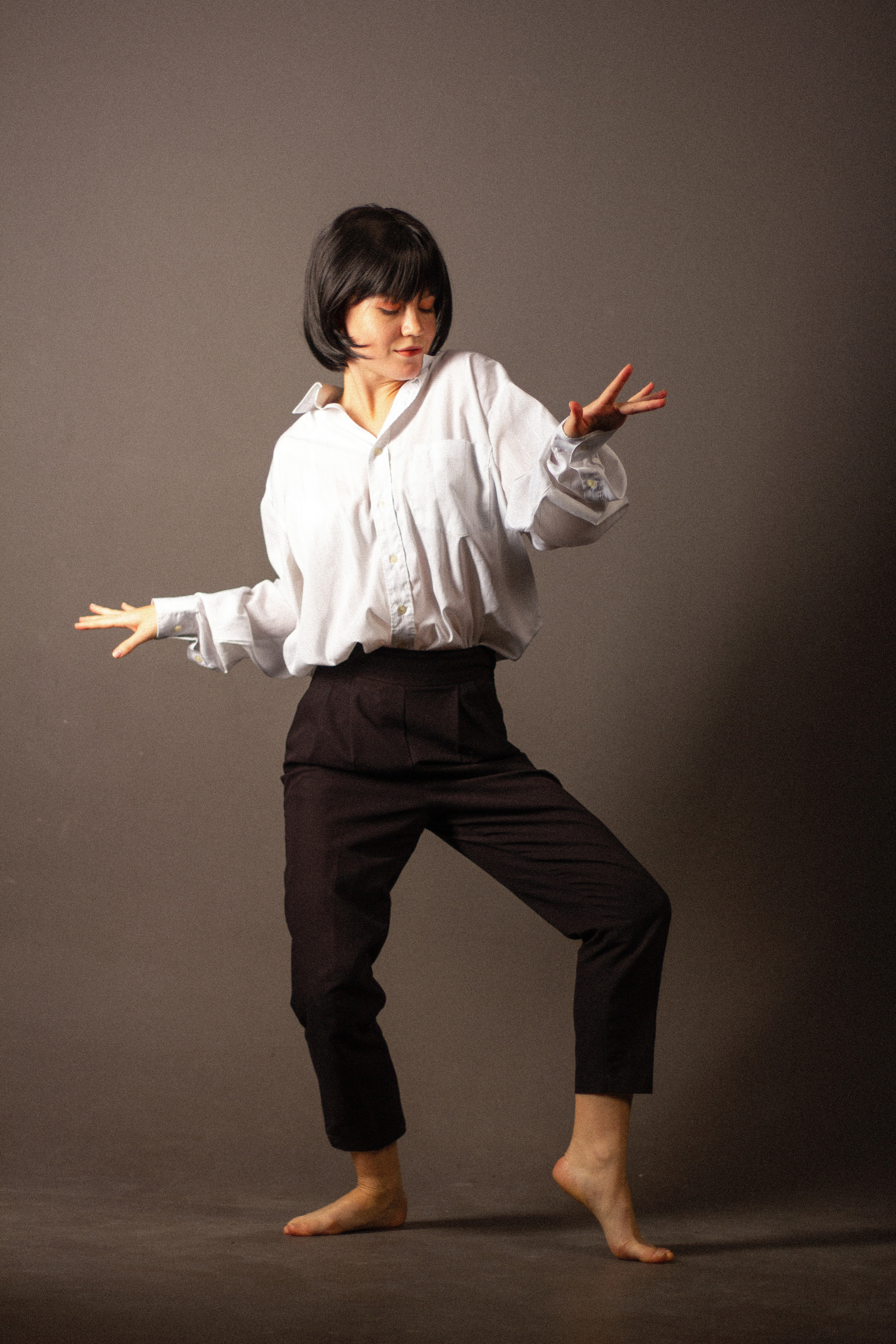 Девушка в белой рубашке в студии танцует. Криминальное чтиво. FromIvanov фотограф Санкт-Петербург