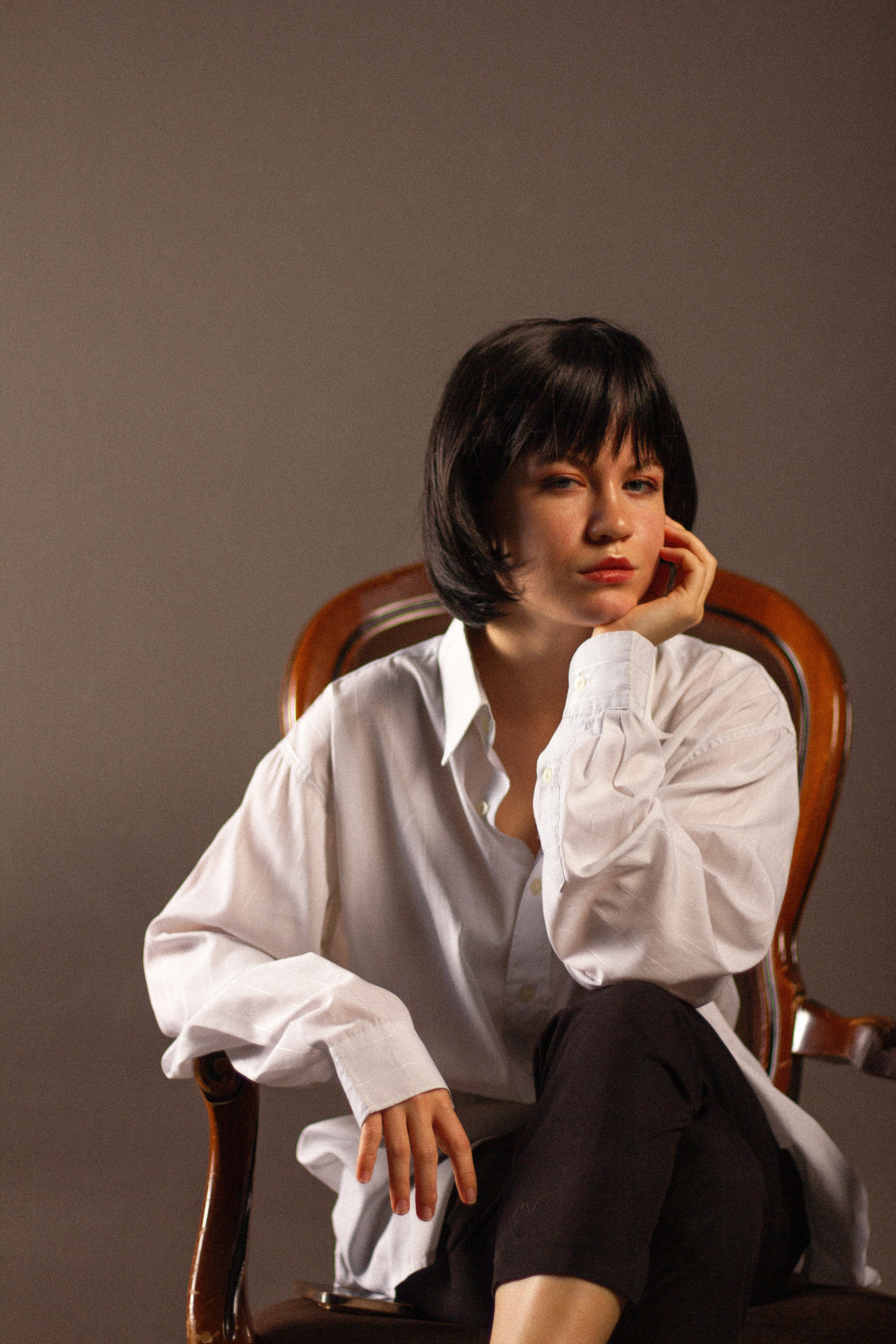 Фотосессия. Девушка в белой рубашке в студии. Загадочный взгляд. FromIvanov фотограф Санкт-Петербург