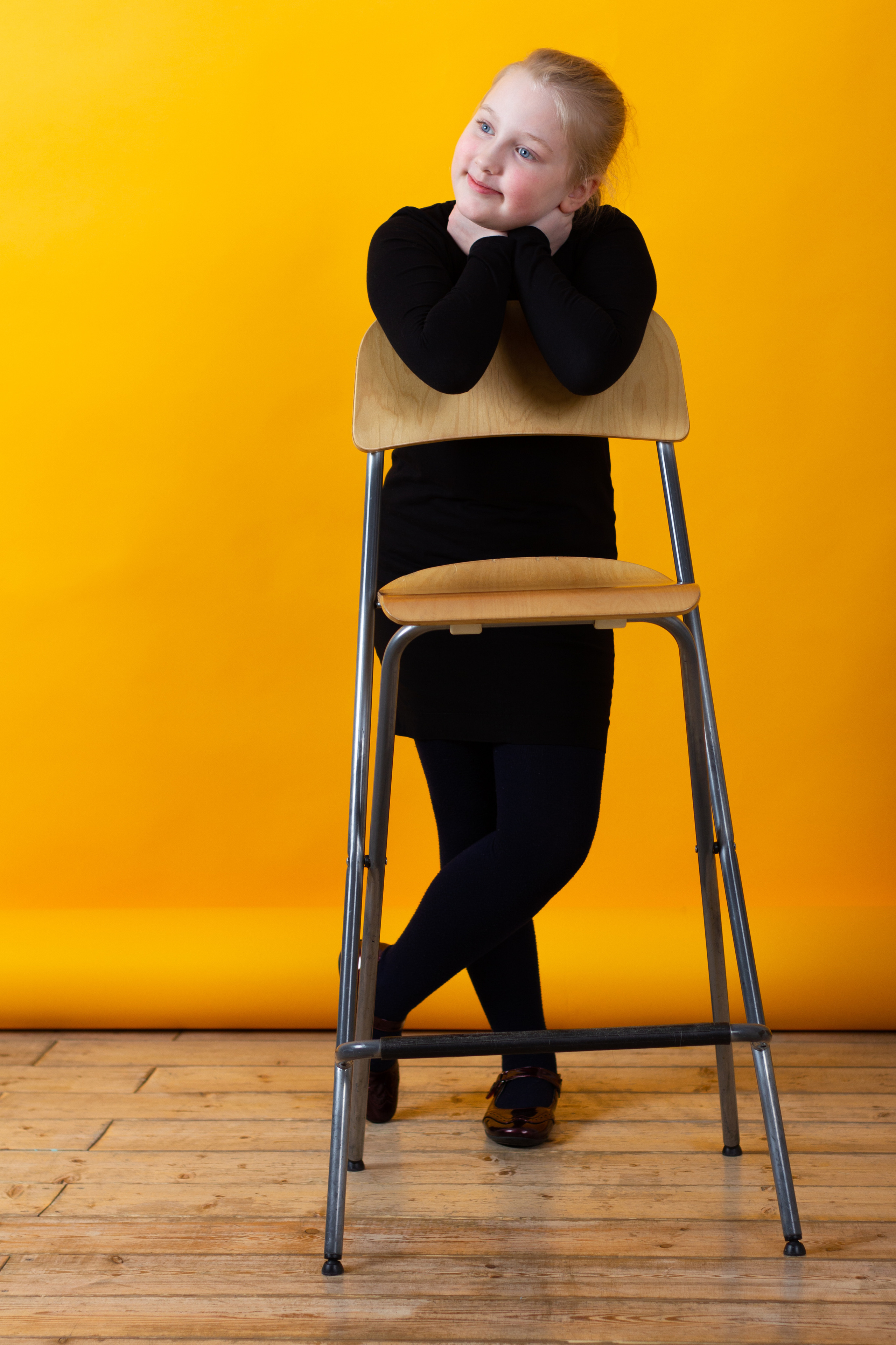 Девочка и стул. Фотосессия. Оранжевый фон. FromIvanov фотограф в Санкт-Петербурге