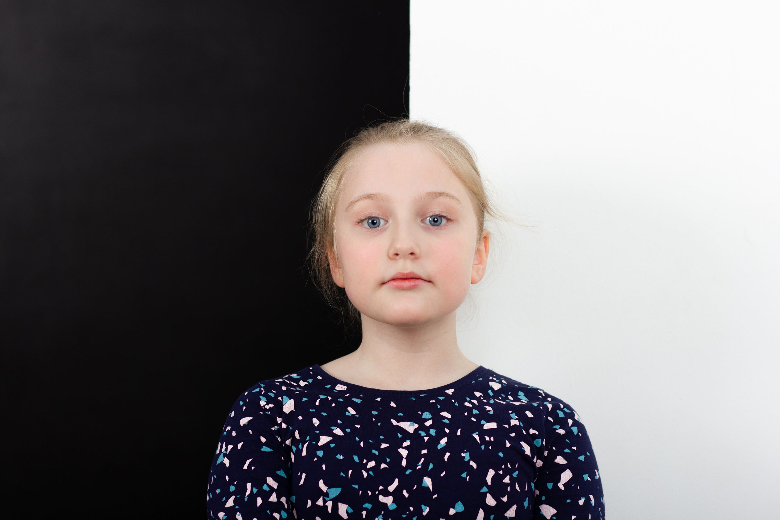 Девочка. Фотосессия. Чёрно белый фон. FromIvanov фотограф в Санкт-Петербурге