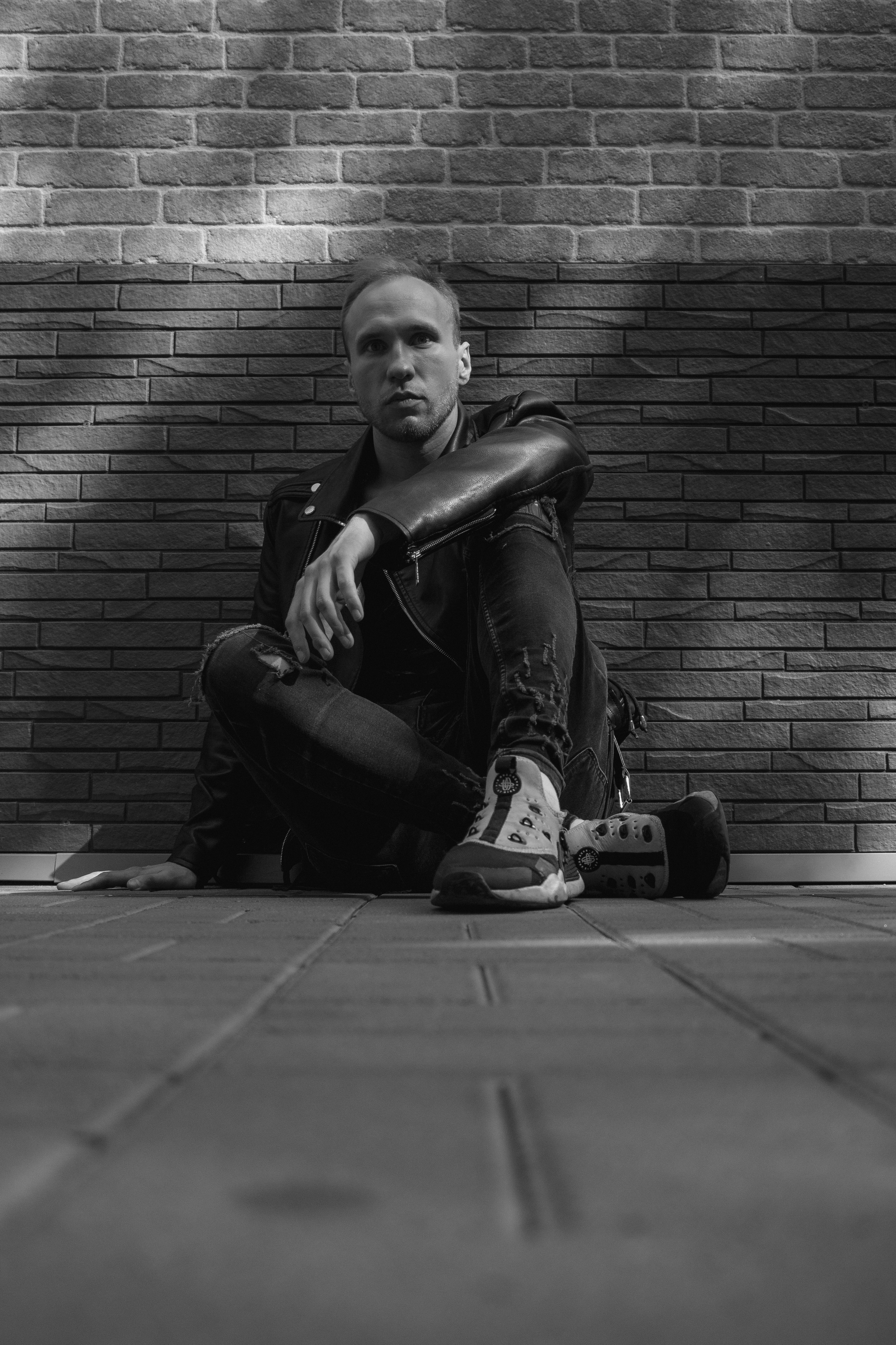 Чёрно белое фото. Парень у стены в кожанке. FromIvanov фотограф Санкт-Петербург