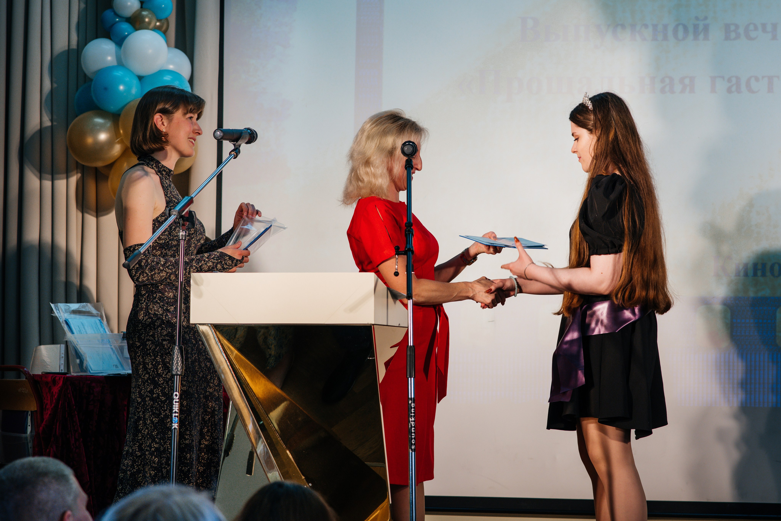 Вручение аттестатов. Выпускные альбомы в Подольске Москве и МО