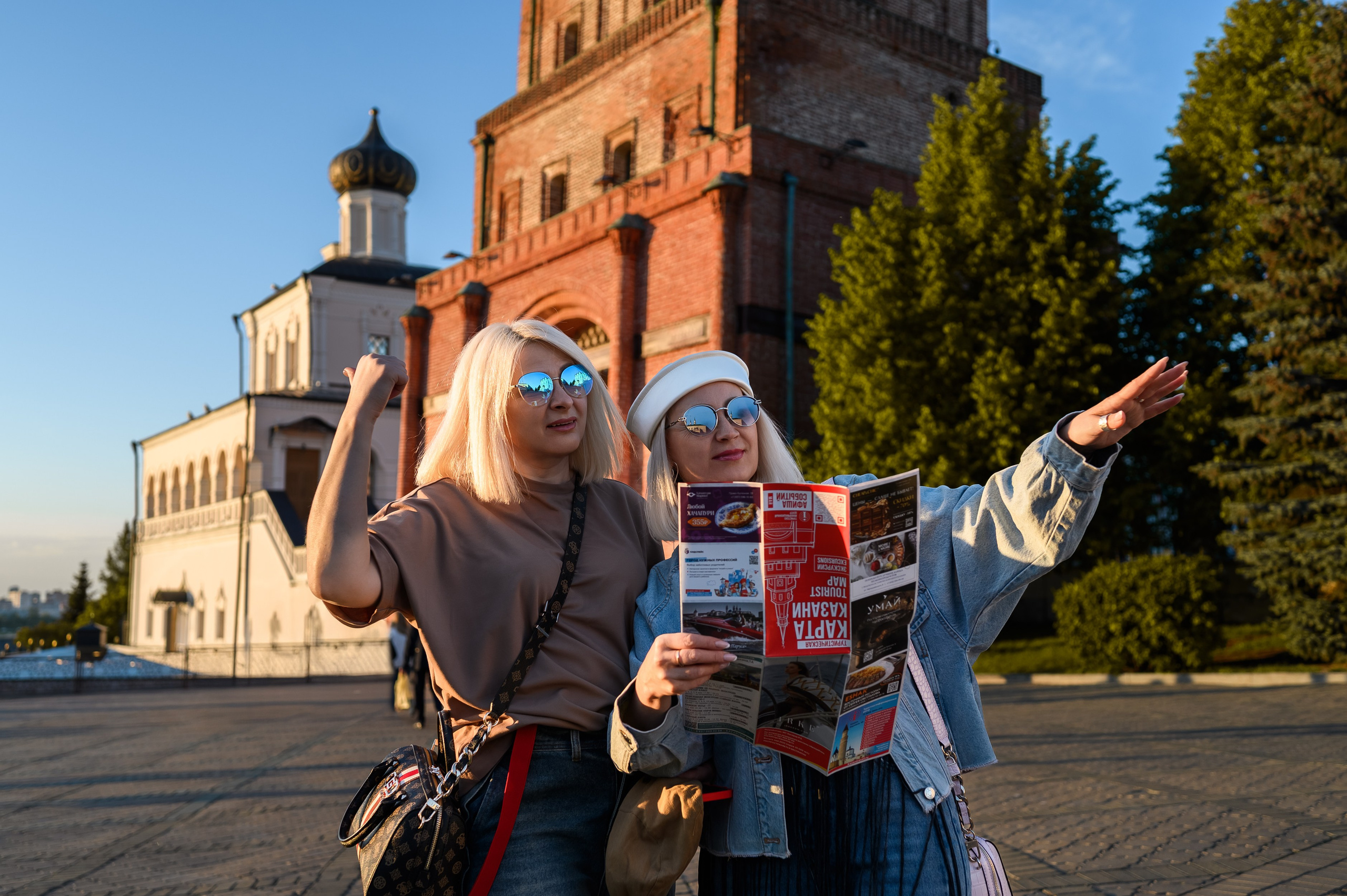 Туристическая прогулочная фотосессия сестер в Казанском кремле