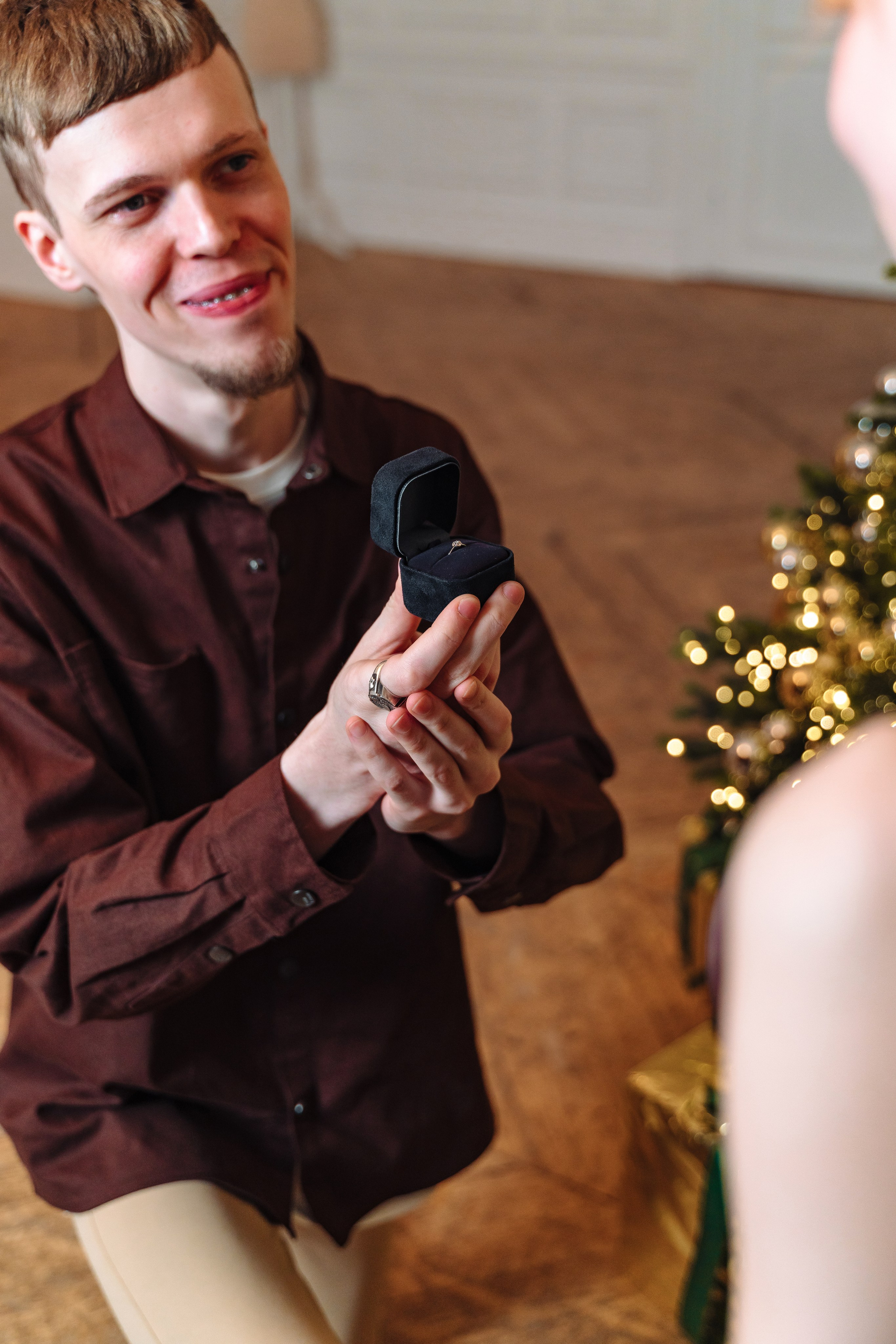 Зимняя фотосессия лавстори с предложением руки и сердца в фотостудии