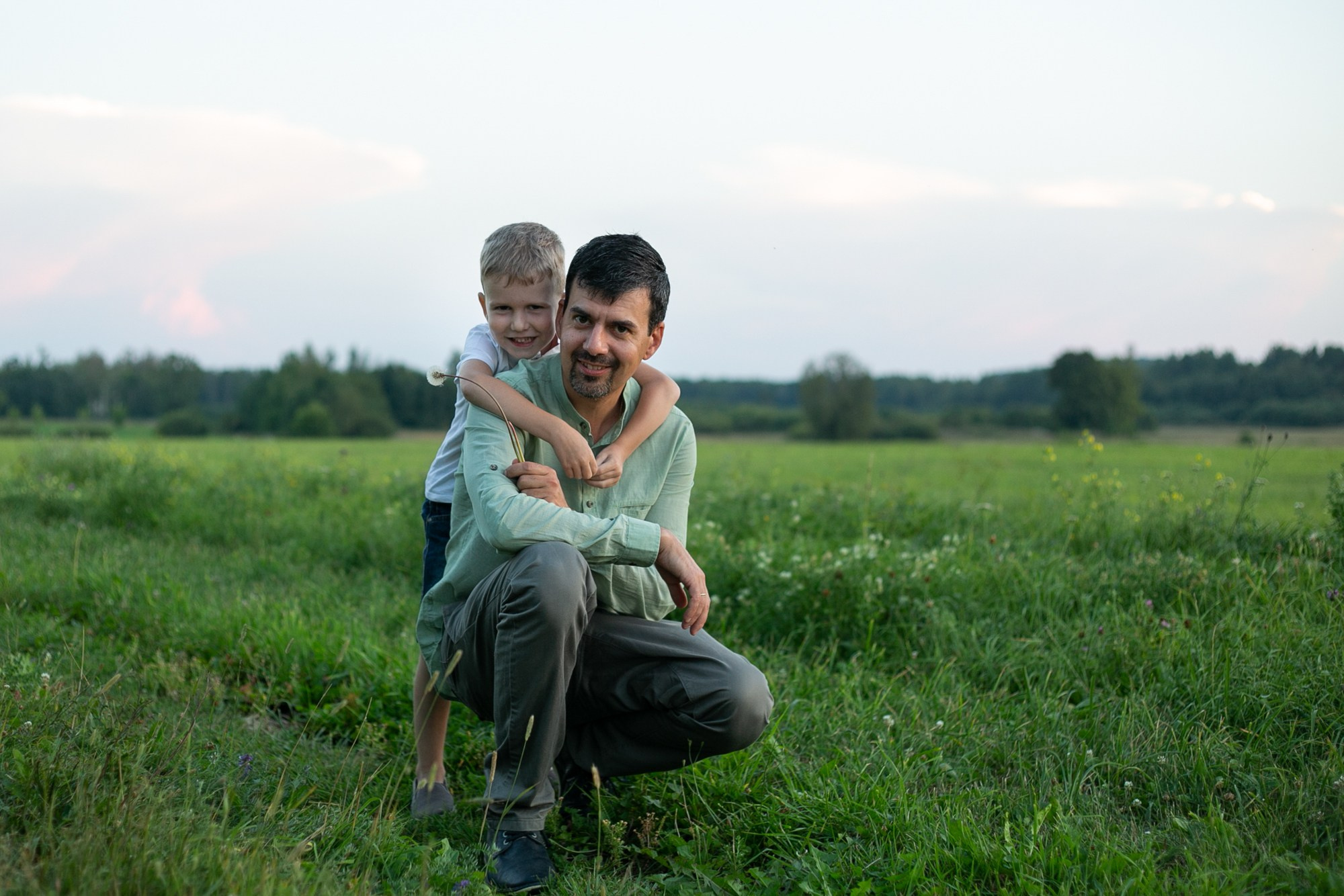 Отец и сын (съёмка на поле). Семейный фотограф в Нарве Эля Калиниченко