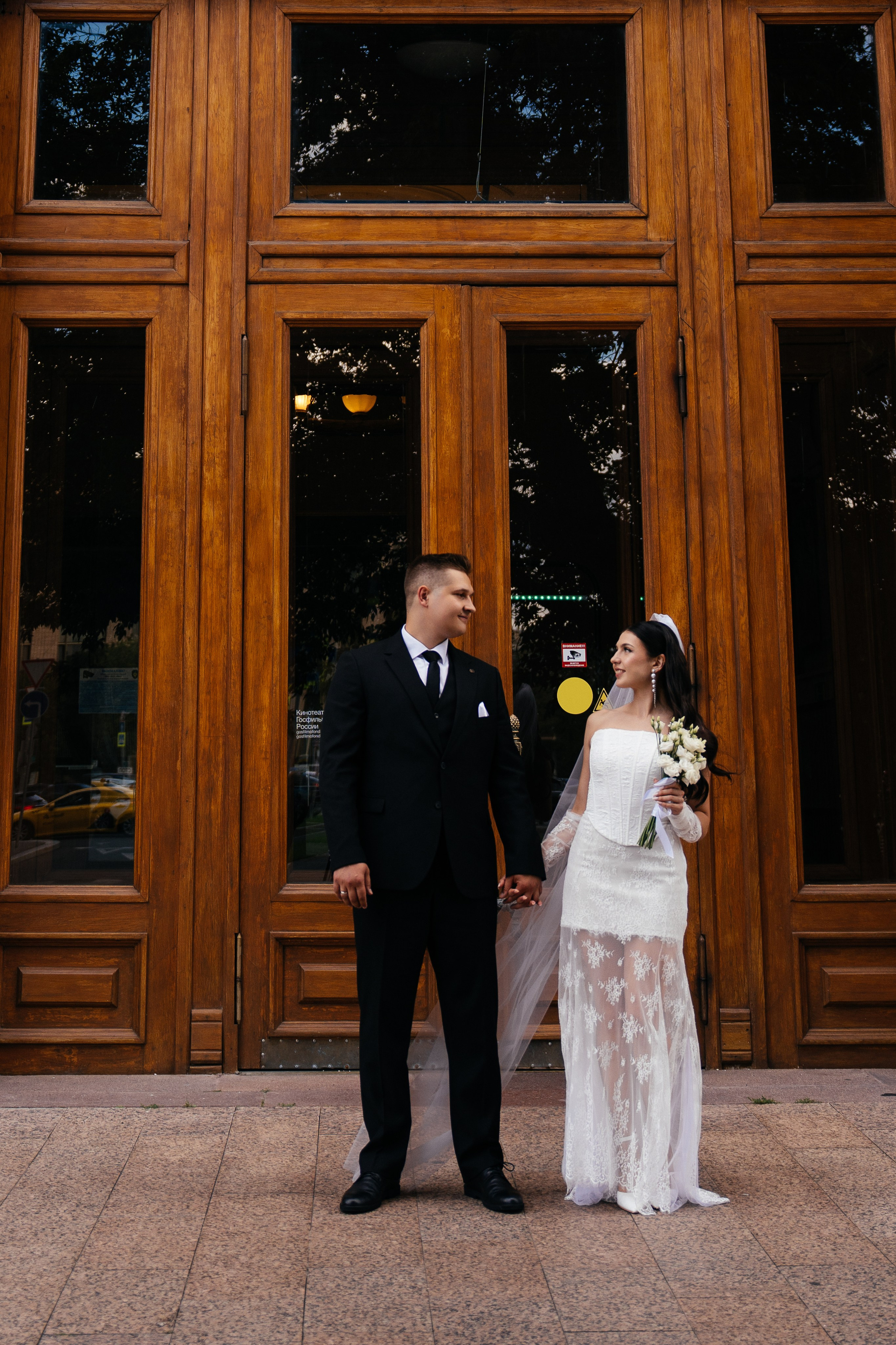 Свадебная фотосессия в Москве у высотки на Котельнической набережной. Свадебный фотограф в Москве Анна Полушина