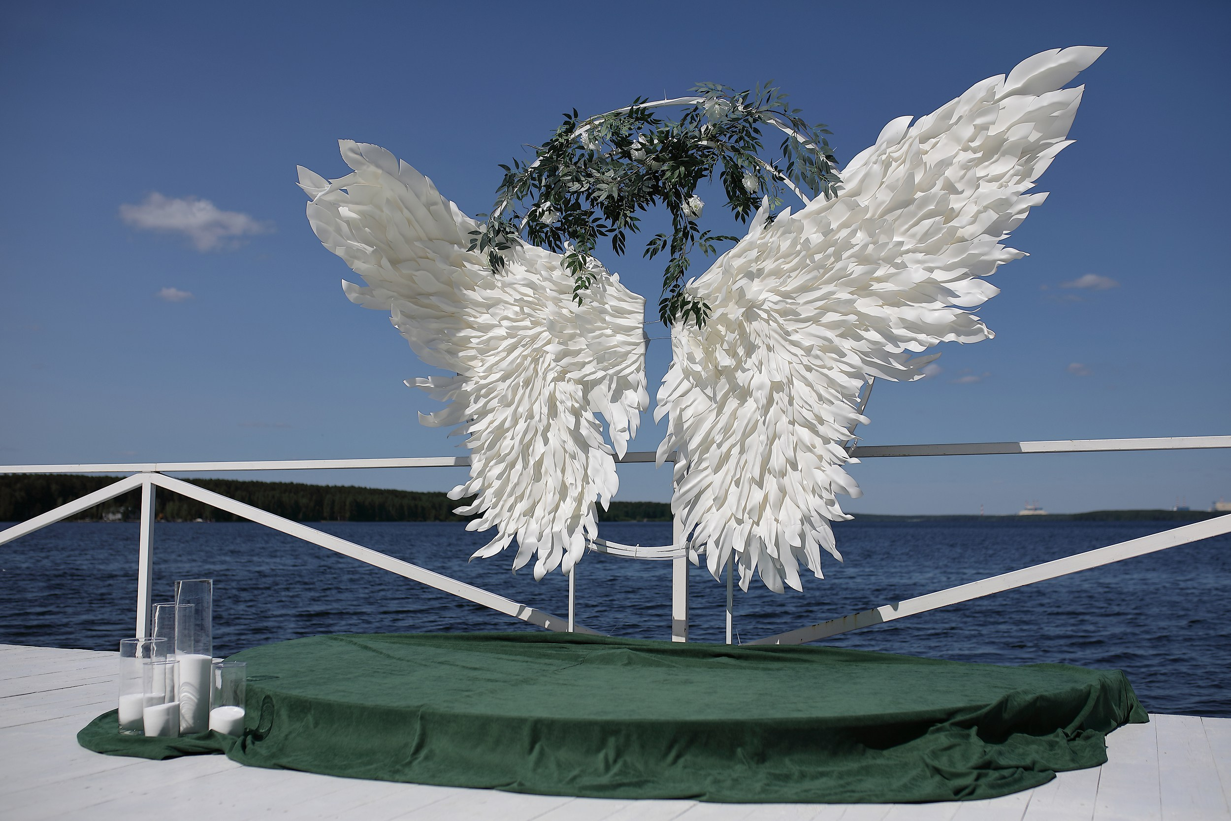 фотозона для свадебной церемонии крылья